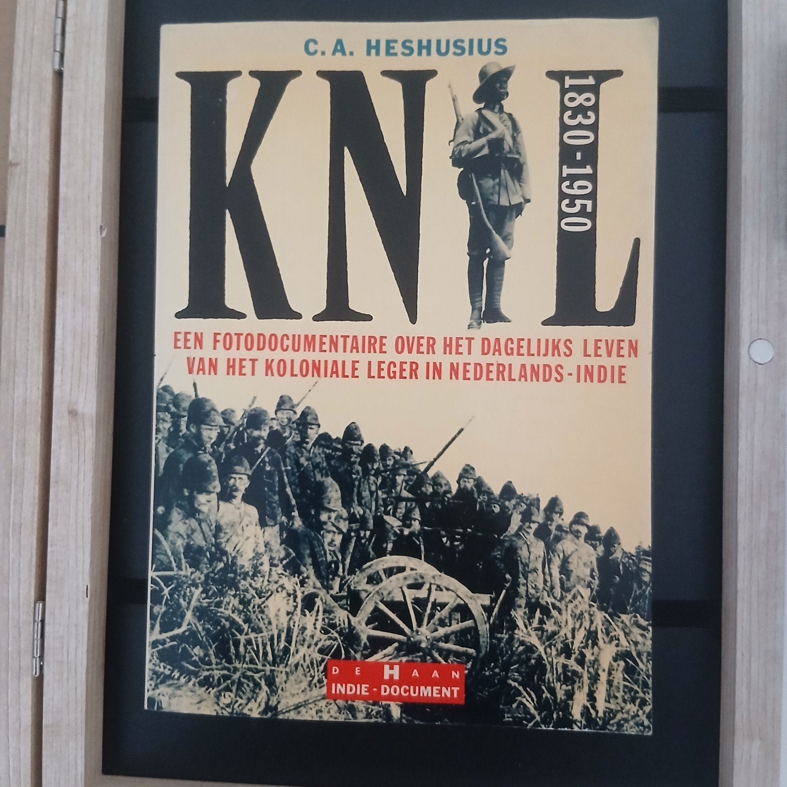 KNIL 1830-1950: Fotodocumentaire over het koloniale leger, Verzamelen, Militaria | Algemeen, Ophalen