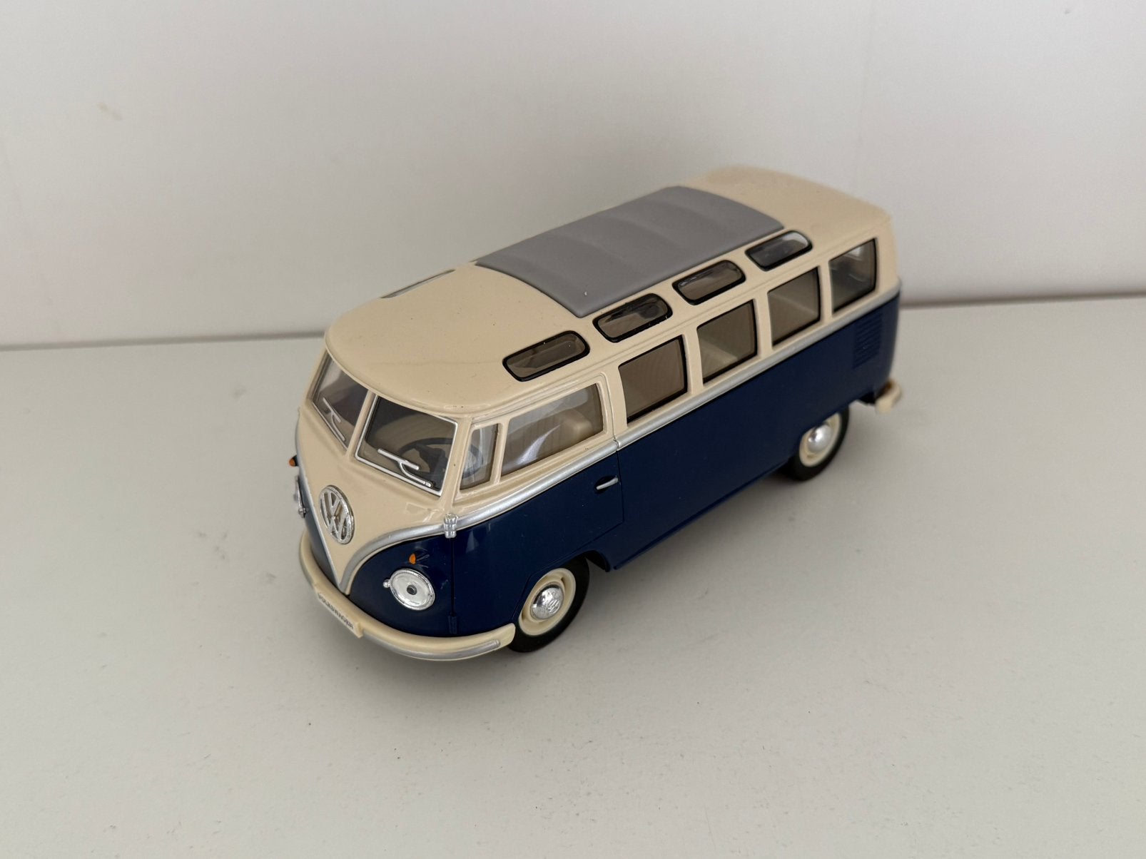 Kinsmart - 1962 Volkswagen Classical Bus - Schaal 1:24, Verzenden, Zo goed als nieuw, Bus of Vrachtwagen, Overige merken