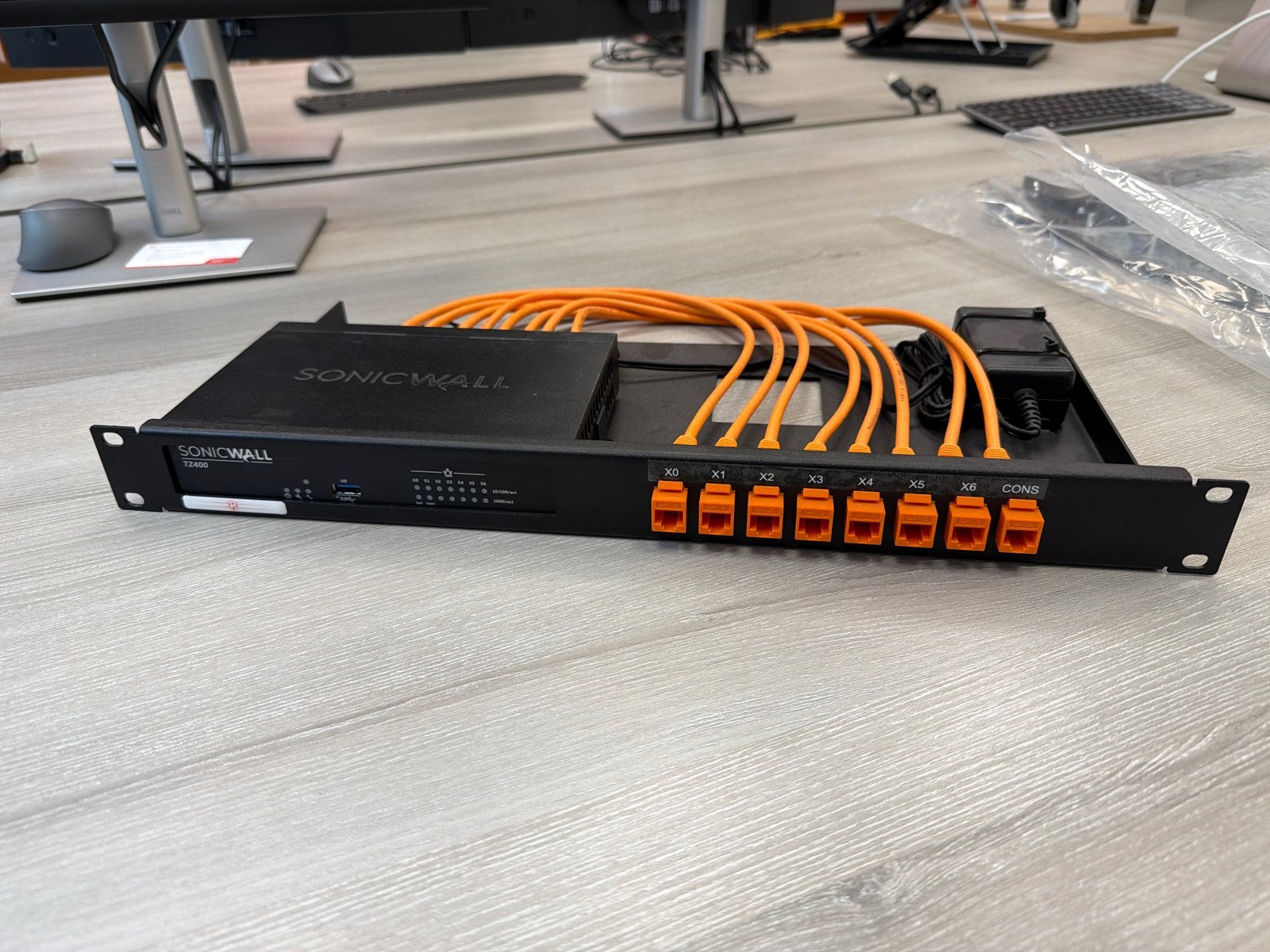 SonicWall TZ400 Firewall met Rackmount Kit, Ophalen of Verzenden, Gebruikt, Router