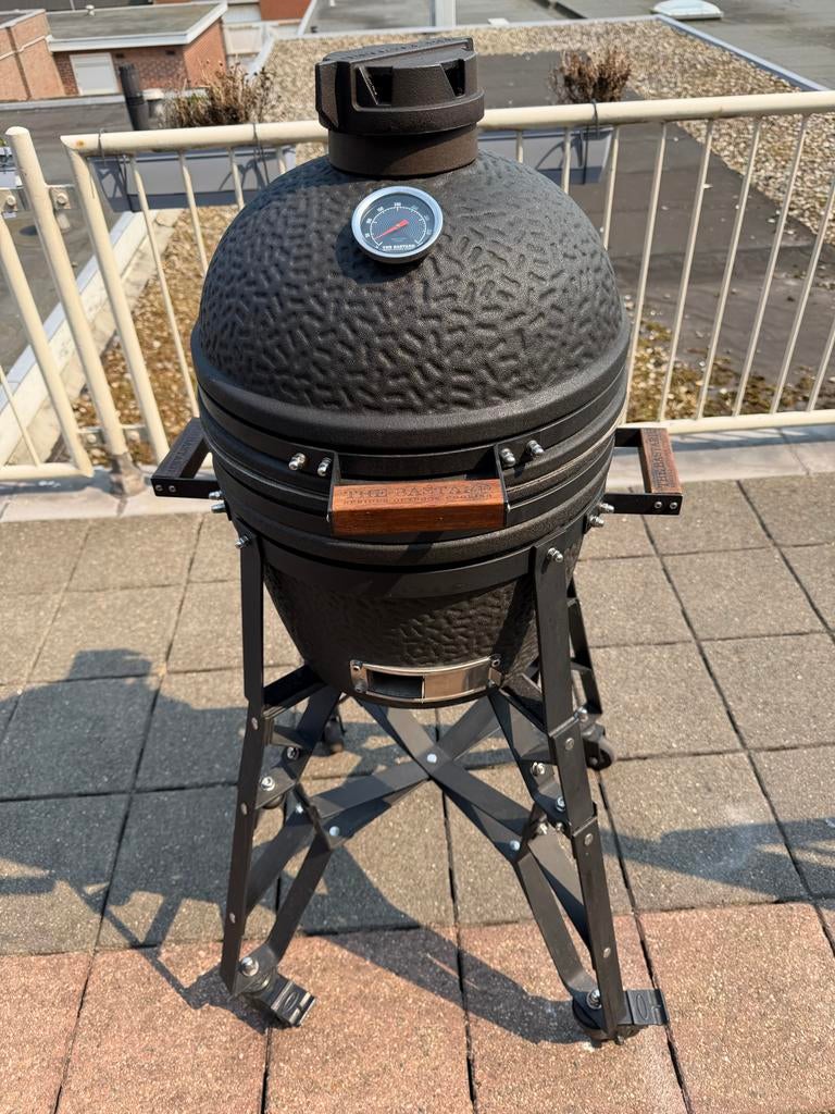 The Bastard Urban Compact Kamado BBQ met onderstel, Tuin en Terras, Houtskoolbarbecues, Ophalen, Zo goed als nieuw