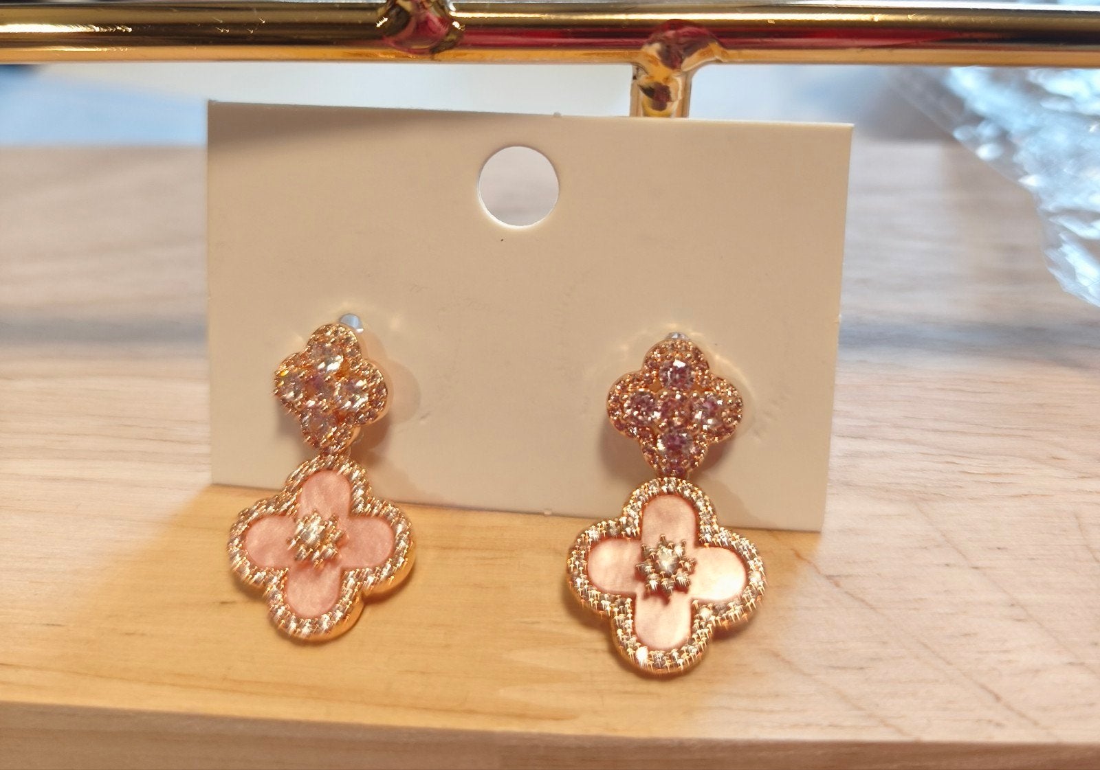 Elegante klaver oorbellen met roze en zilveren accenten, Sieraden, Tassen en Uiterlijk, Oorbellen, Met kristal, Overige materialen