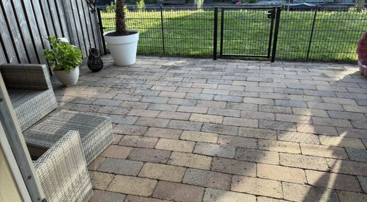 Gratis 57 gebruikte betontegels, samen ongeveer 5 m², Tuin en Terras, Ophalen, Gebruikt, Beton, Terrastegels