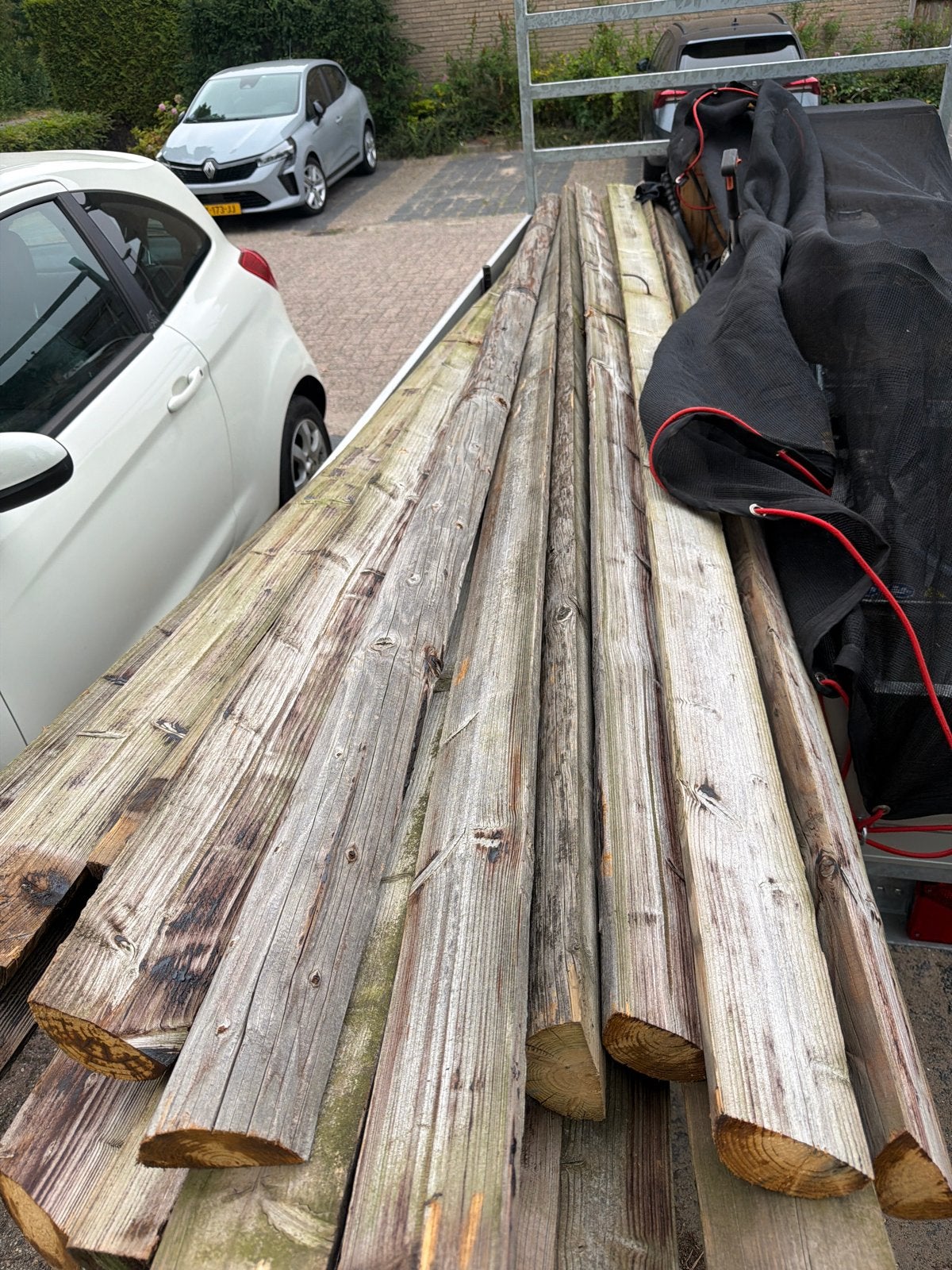 20 halfronde planken tbv een hek zoals manege of weide, Ophalen, IJzer