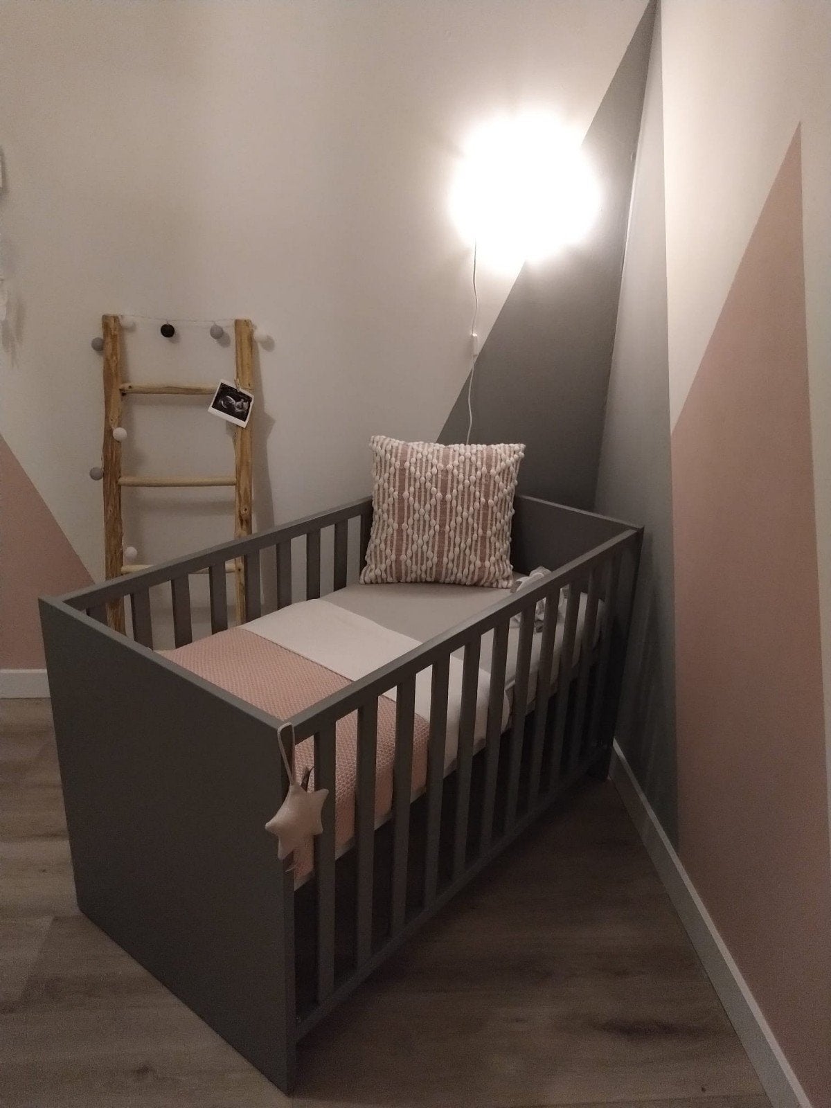 Donkergrijs babyledikant met matras en lattenbodem, Gebruikt, 70 tot 85 cm, 140 tot 160 cm, Ophalen