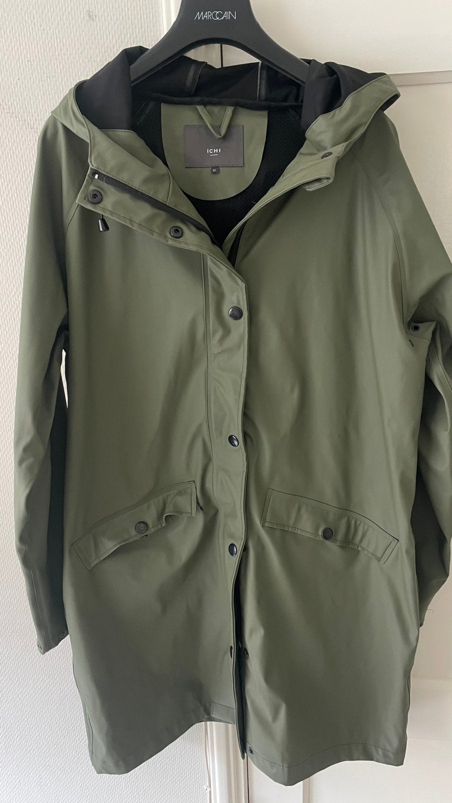 Te koop: nieuwe regenjas, groen, maat M, Kleding | Dames, Jassen | Zomer, Ophalen of Verzenden, Zo goed als nieuw, Maat 38/40 (M)