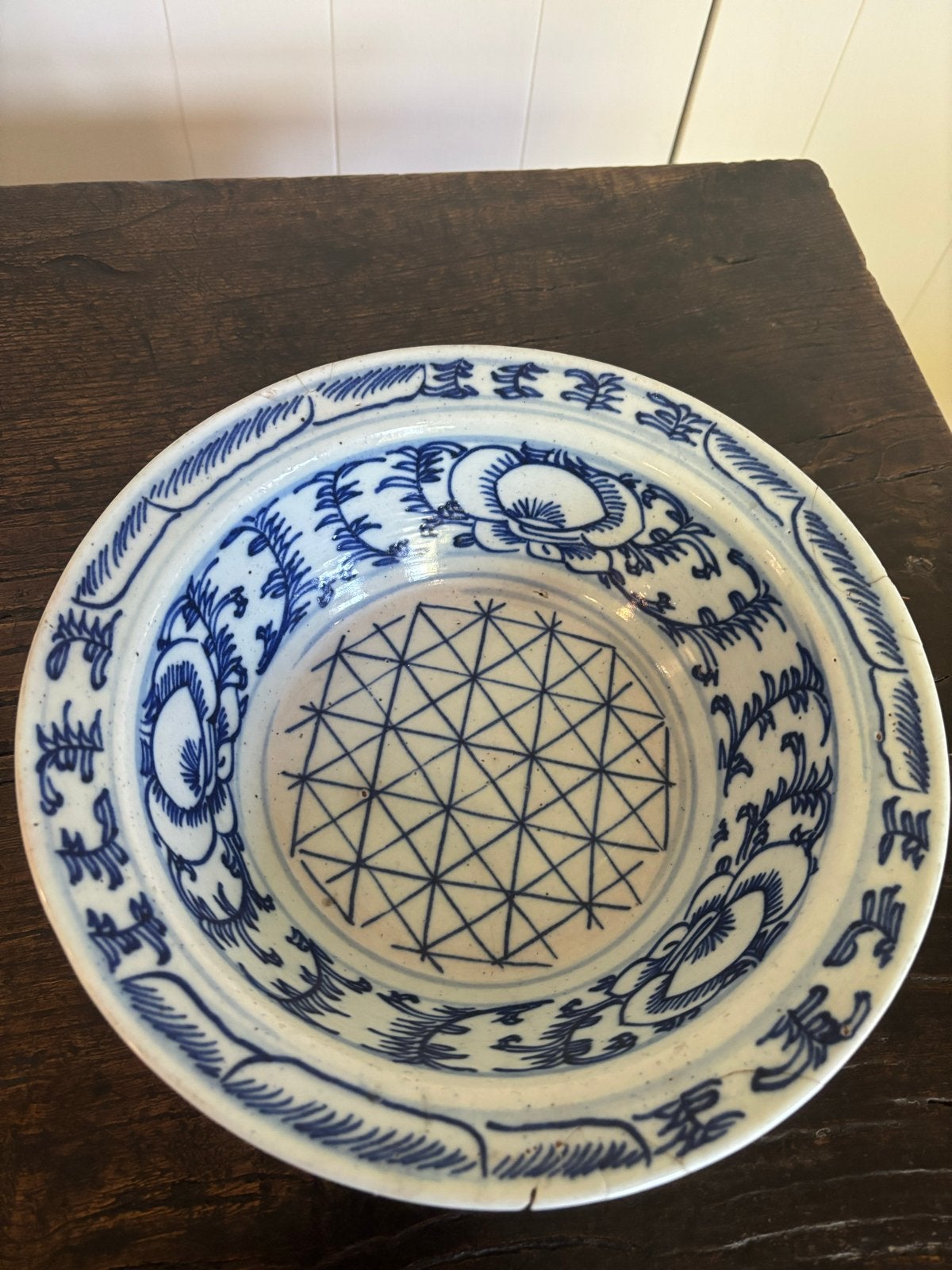 Antieke Chinese Blauw-Witte Kom met Geometrisch Patroon, Verzenden
