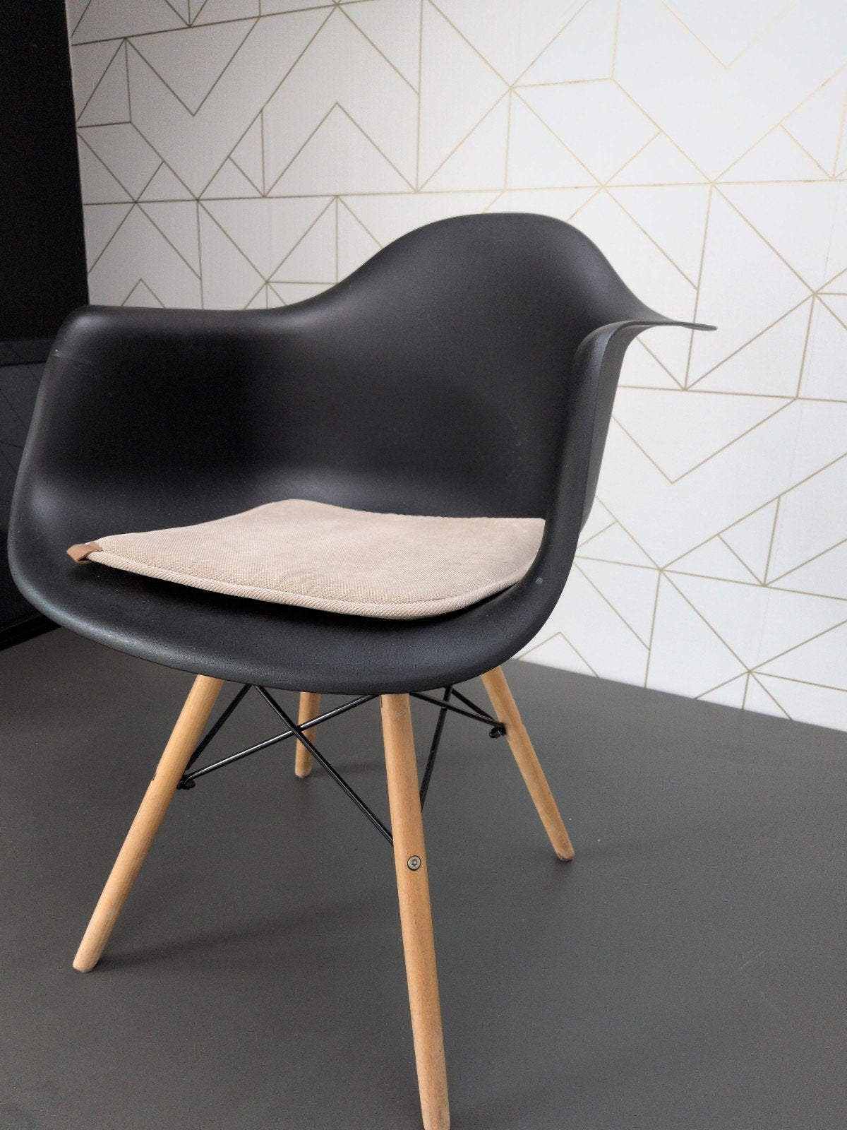 6 stuks zwarte eetkamer stoel met houten poten en zitkussen, Gebruikt, Modern, Scandinavisch, Zwart, Ophalen of Verzenden