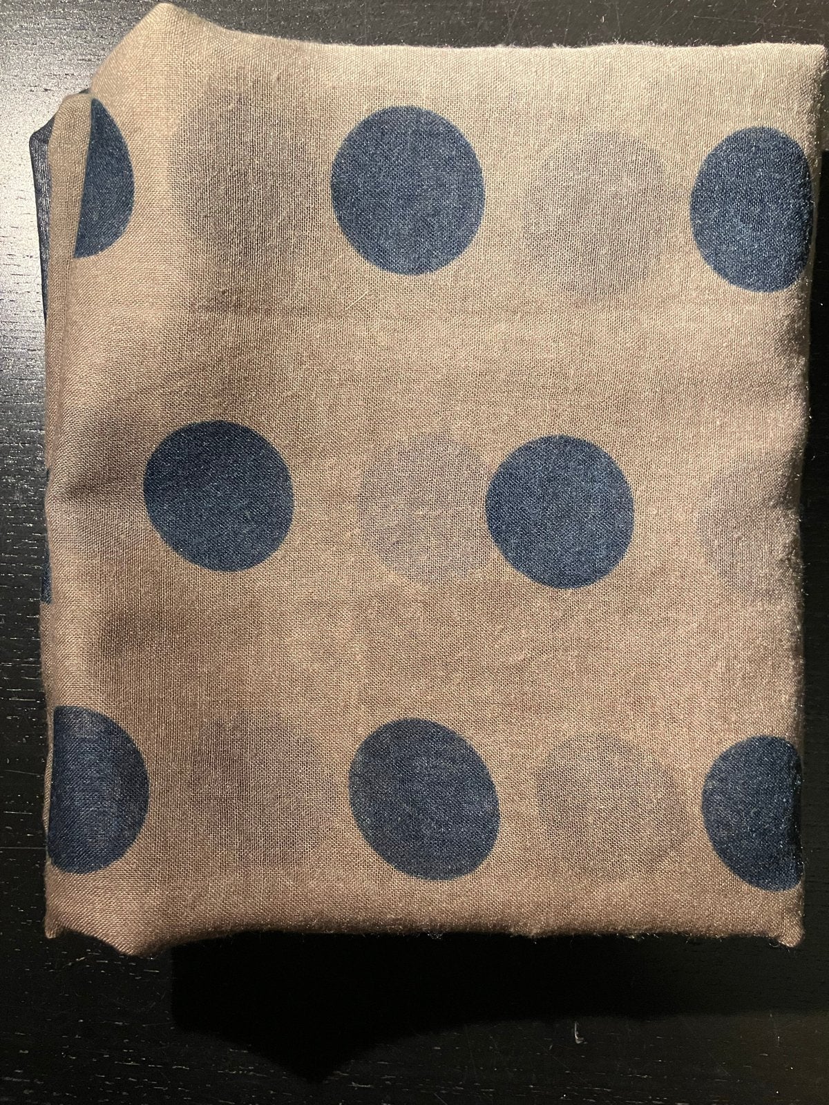 Stijlvolle sjaal met donkerblauwe stippenpatroon-col sjaal, Kleding | Dames, Ophalen of Verzenden, Zo goed als nieuw, Sjaal
