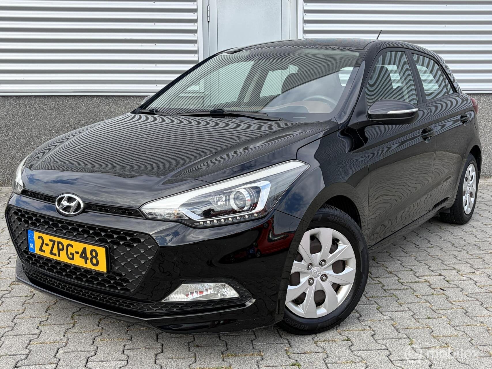 Hyundai i20 1.2 HP i-Motion Airco-Cruise-PDC-LED, Auto's, Euro 6, 4 cilinders, Zwart, Origineel Nederlands