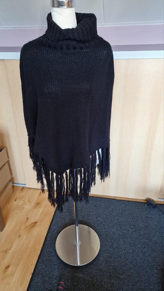 Zwarte gebreide poncho met franjes - Odyssee L/XL, Kleding | Dames, Mutsen, Sjaals en Handschoenen, Zo goed als nieuw, Maat 42/44 (L)