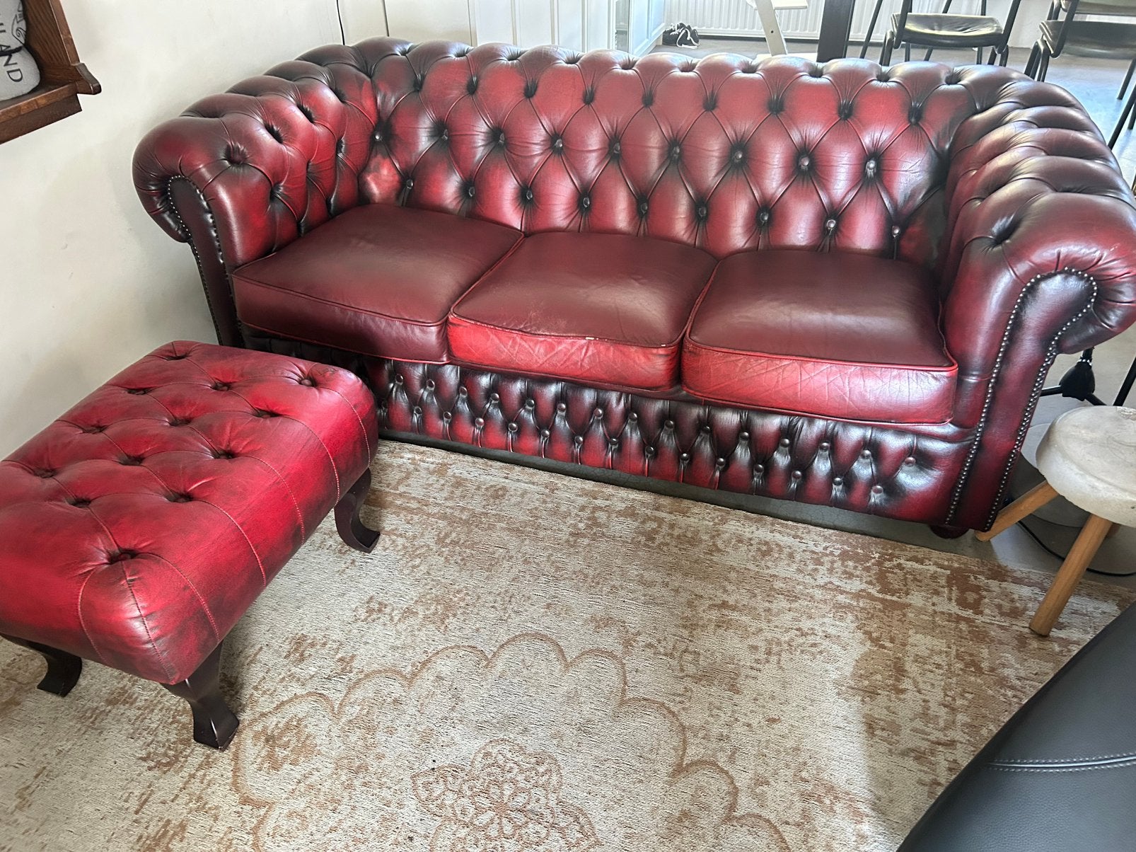 Chesterfield 3-zits bank oxblood red met bijpassende hocker, Ophalen, Gebruikt, 150 tot 200 cm, Driepersoons