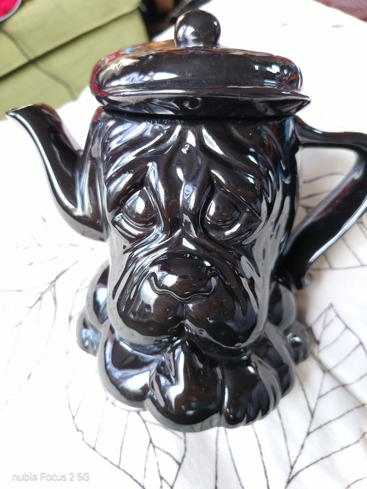 Unieke theepot in de vorm van een zielige bulldog, zwart, Theepot/fluitketel, Ophalen of Verzenden, Zo goed als nieuw, Zwart