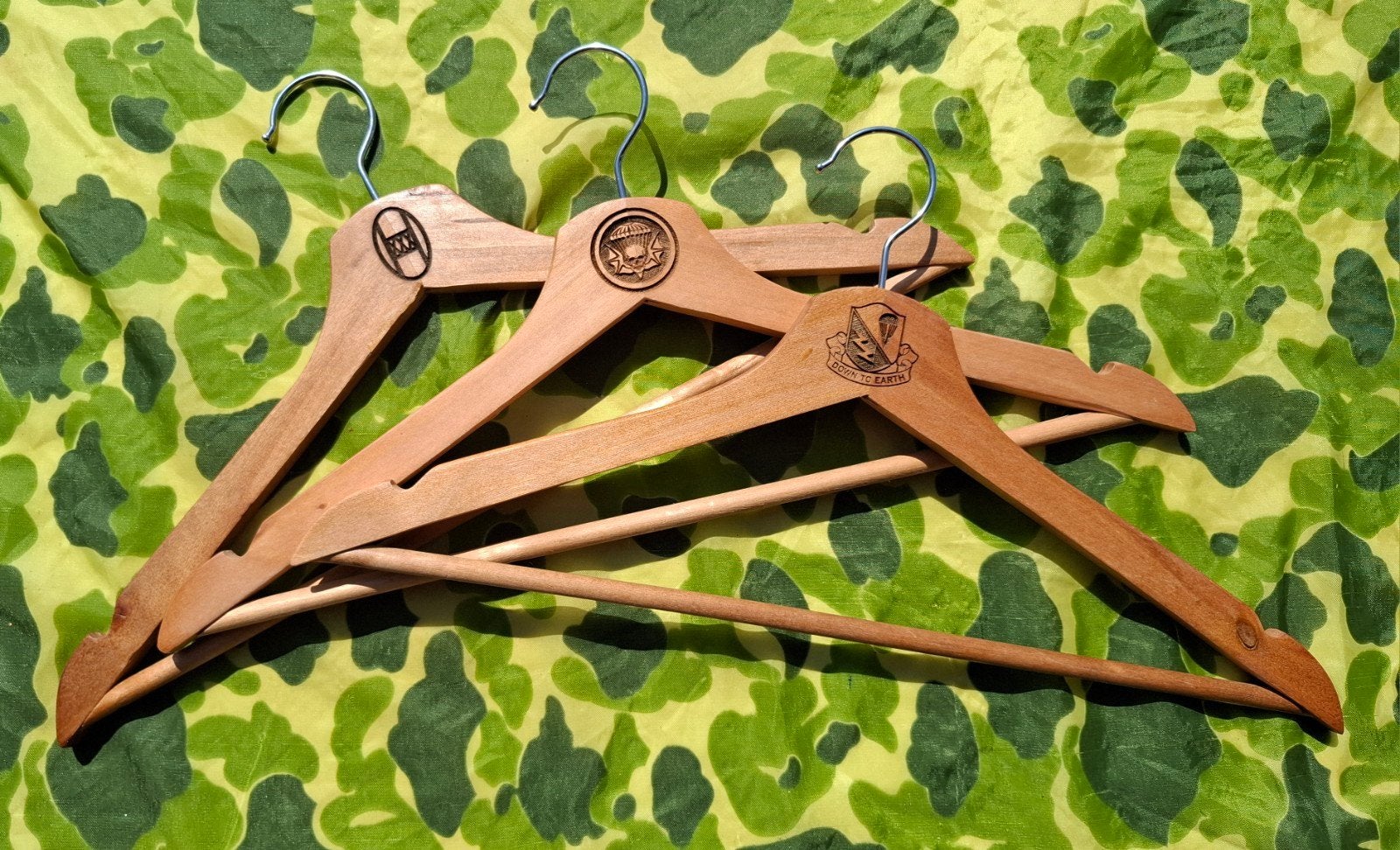 3 gegraveerde kledinghangers met WWII Logo's

- 502nd Parach, Verzamelen, Verzenden, Landmacht, Amerika, Overige typen