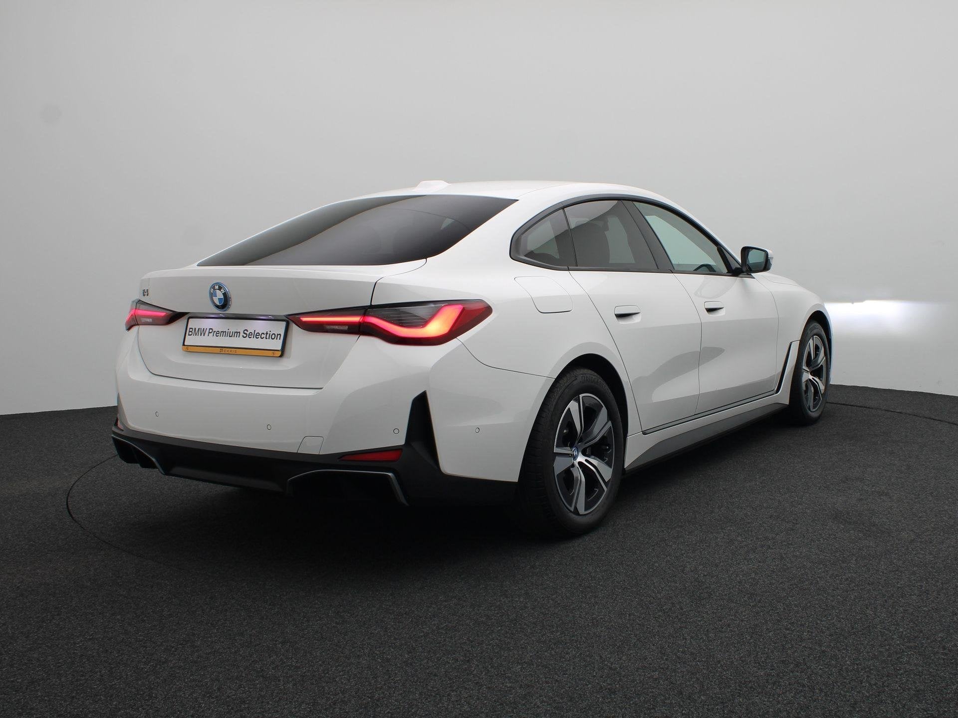 BMW i4 eDrive40 Elektrisch Verstelbare Stoelen | Cruise Cont, Auto's, 590 km, Met garantie (alle), 2025 kg, Te koop