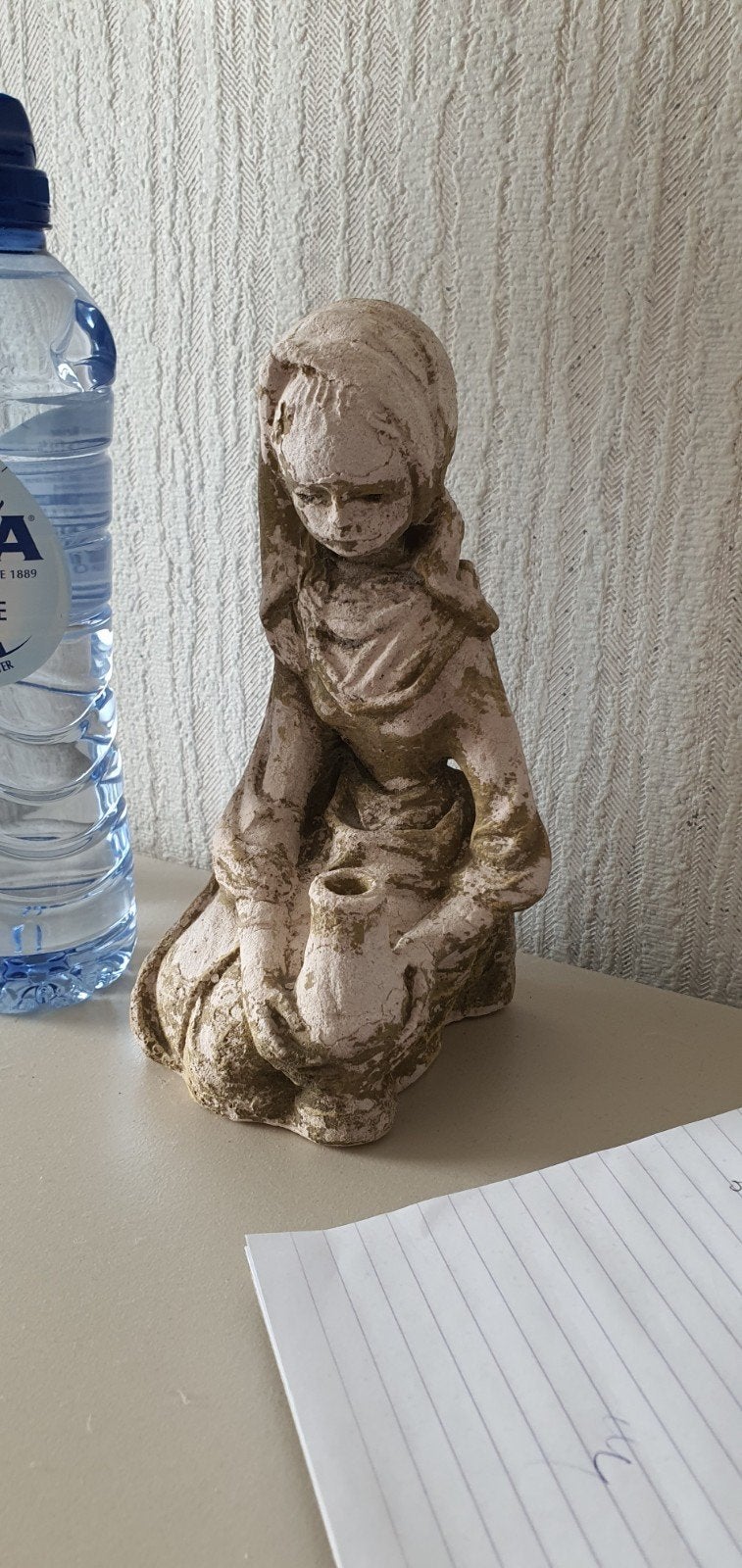 Vintage beeldje van een knielende vrouw met kruik, Antiek en Kunst, Minder dan 20 cm, Ophalen of Verzenden, Handgemaakt, Steen of Keramiek