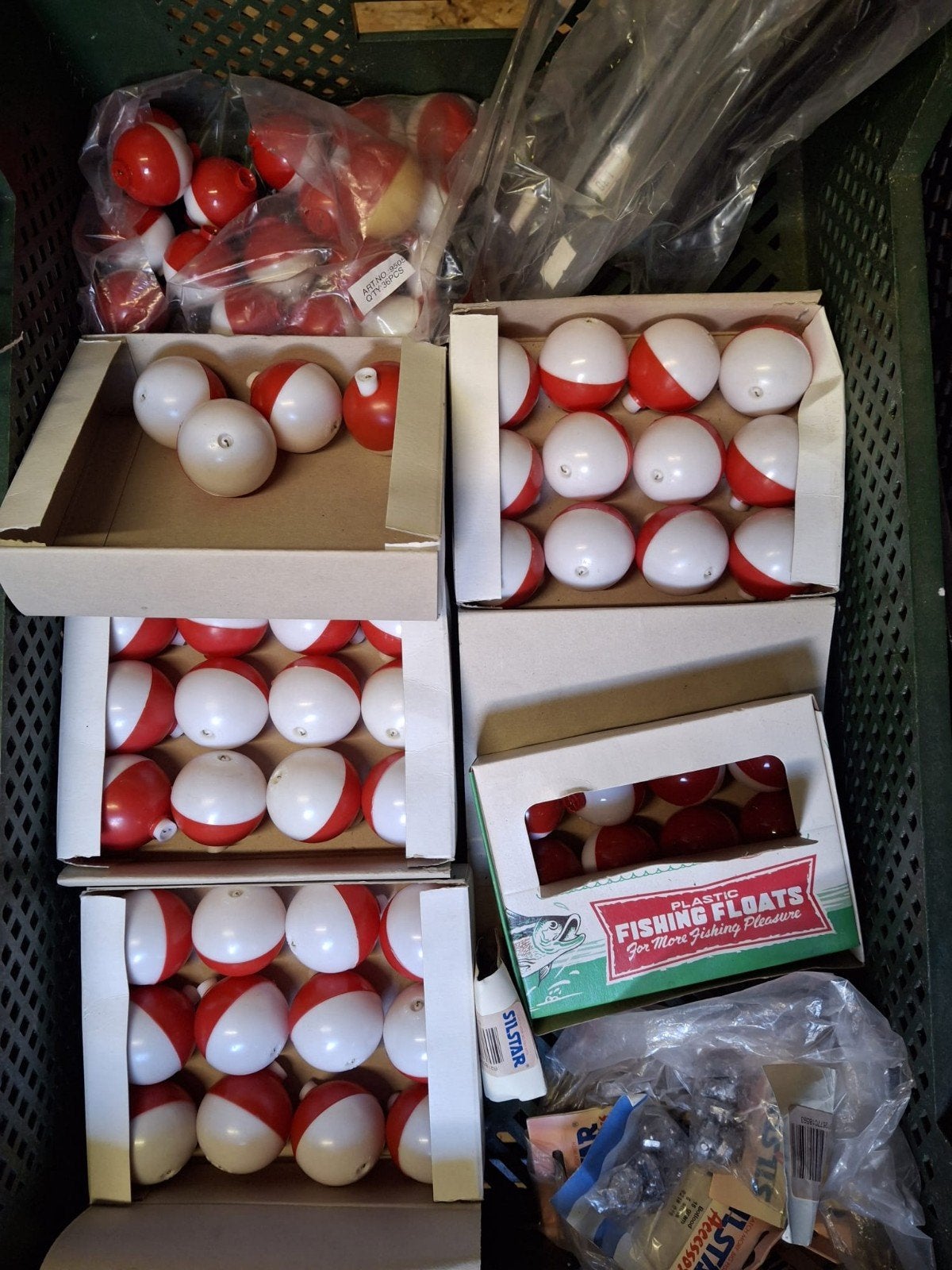 te koop 13 kraten met visspulen, Ophalen