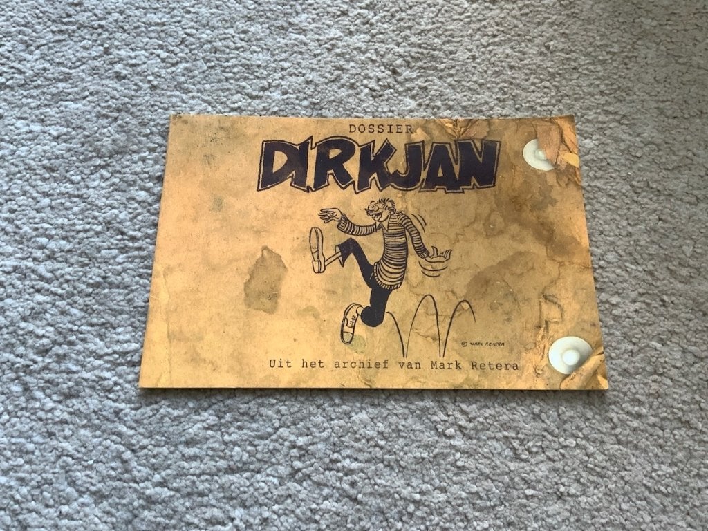 Dossier Dirkjan - Uit het archief van Mark Retera (2004), Eén stripboek, Mark Retera, Ophalen of Verzenden, Zo goed als nieuw