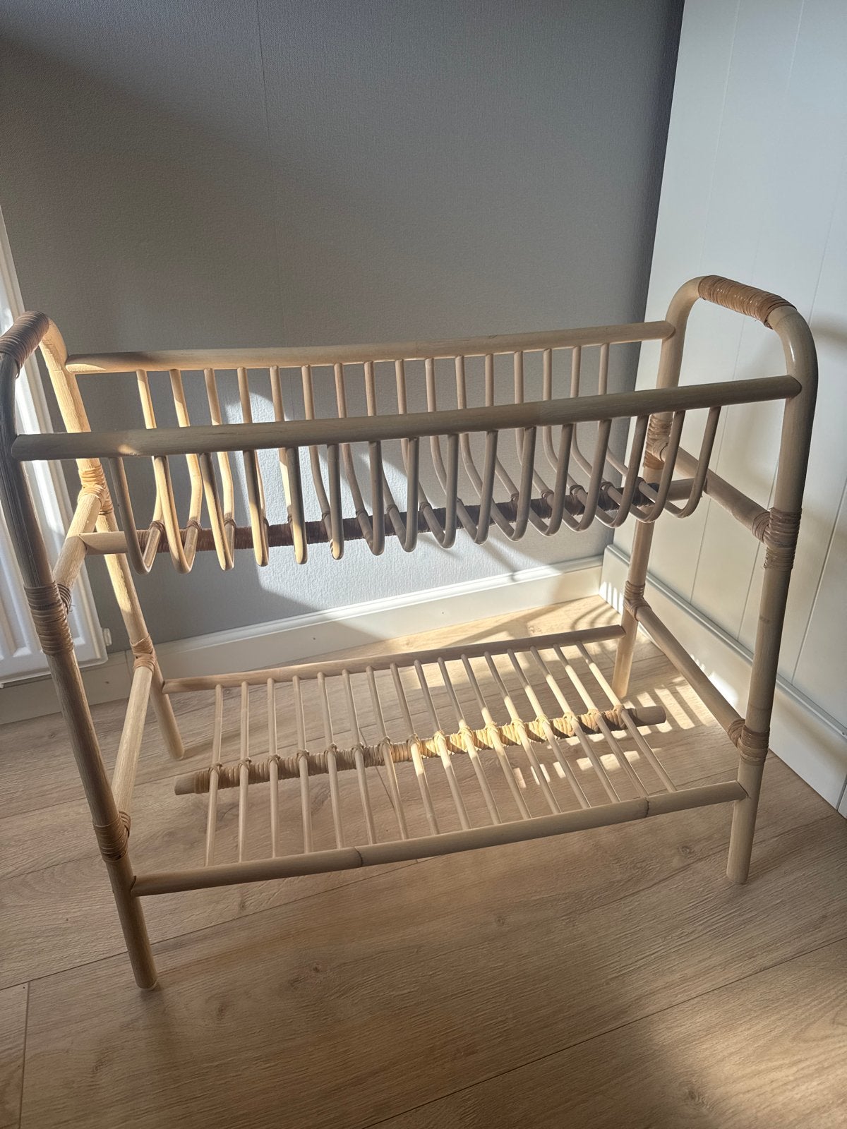 Rotan tijdschriftenrek met extra opbergplank, Ophalen, Zo goed als nieuw
