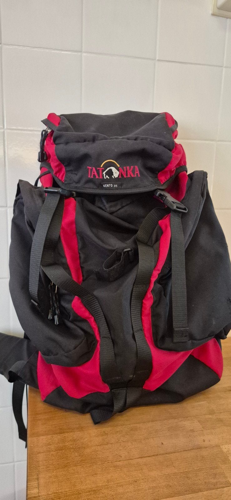 Tatonka Vento 35 Trekking Rugzak - Zwart/Rood, Gebruikt, 25 tot 40 cm, Ophalen of Verzenden, Trekking