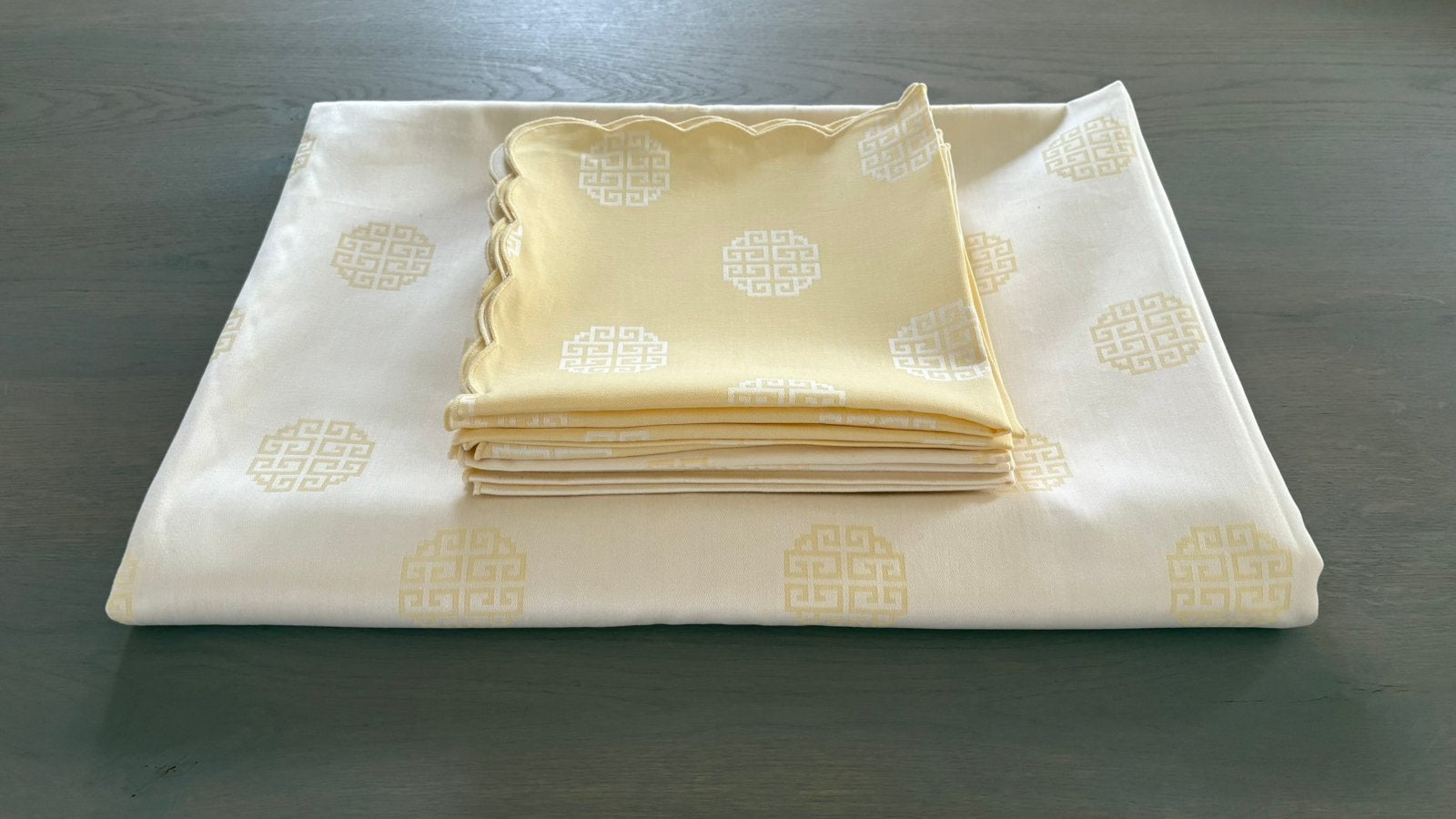 Luxe damast tafelkleed (295 x 200cm) 12servetten – Lichtgeel, Overige materialen, 200 cm, Inclusief servetten, Ophalen of Verzenden
