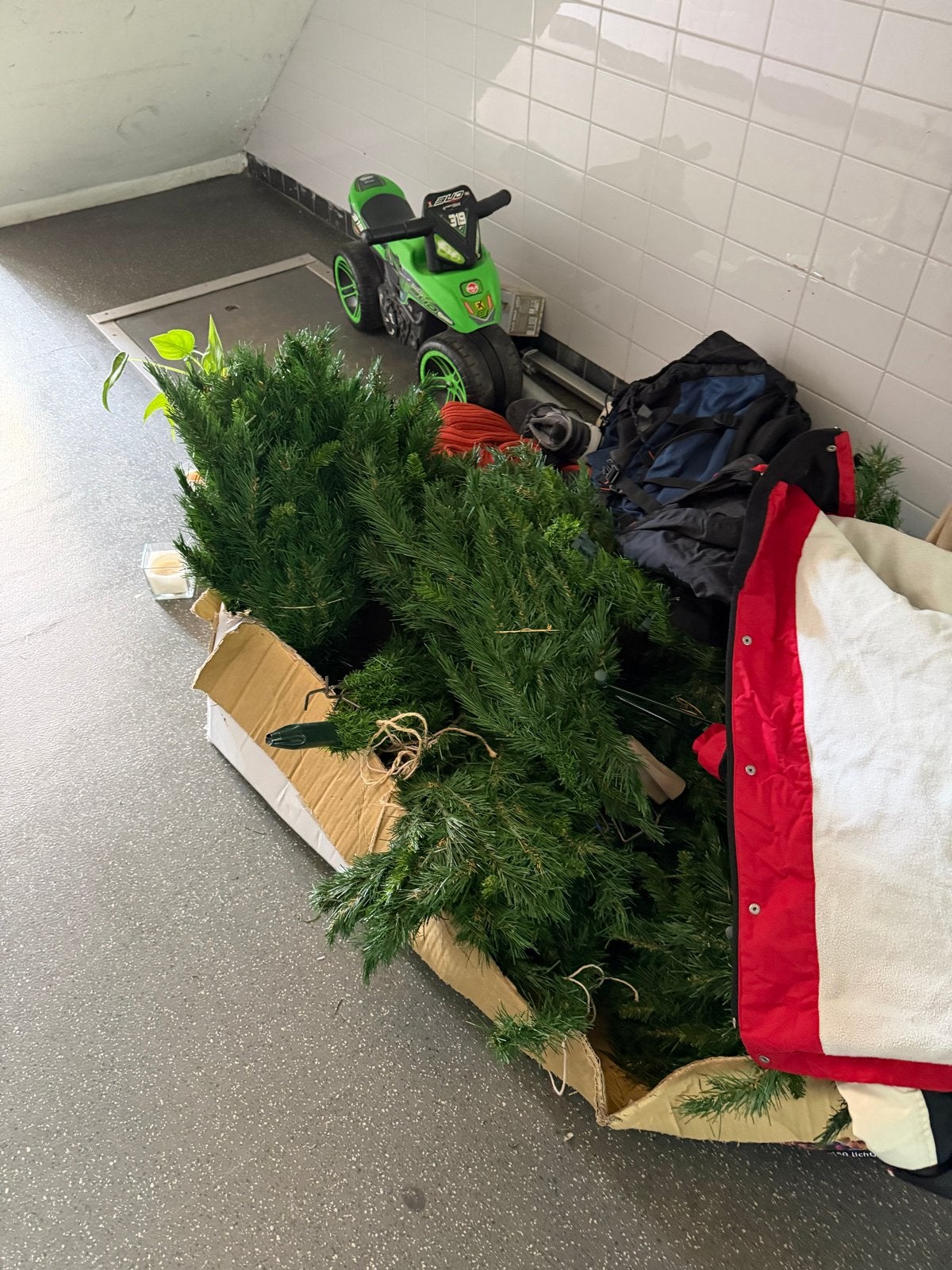 Gratis kunstkerstboom (gaat weg ivm verhuizing), Diversen, Kerst, Ophalen