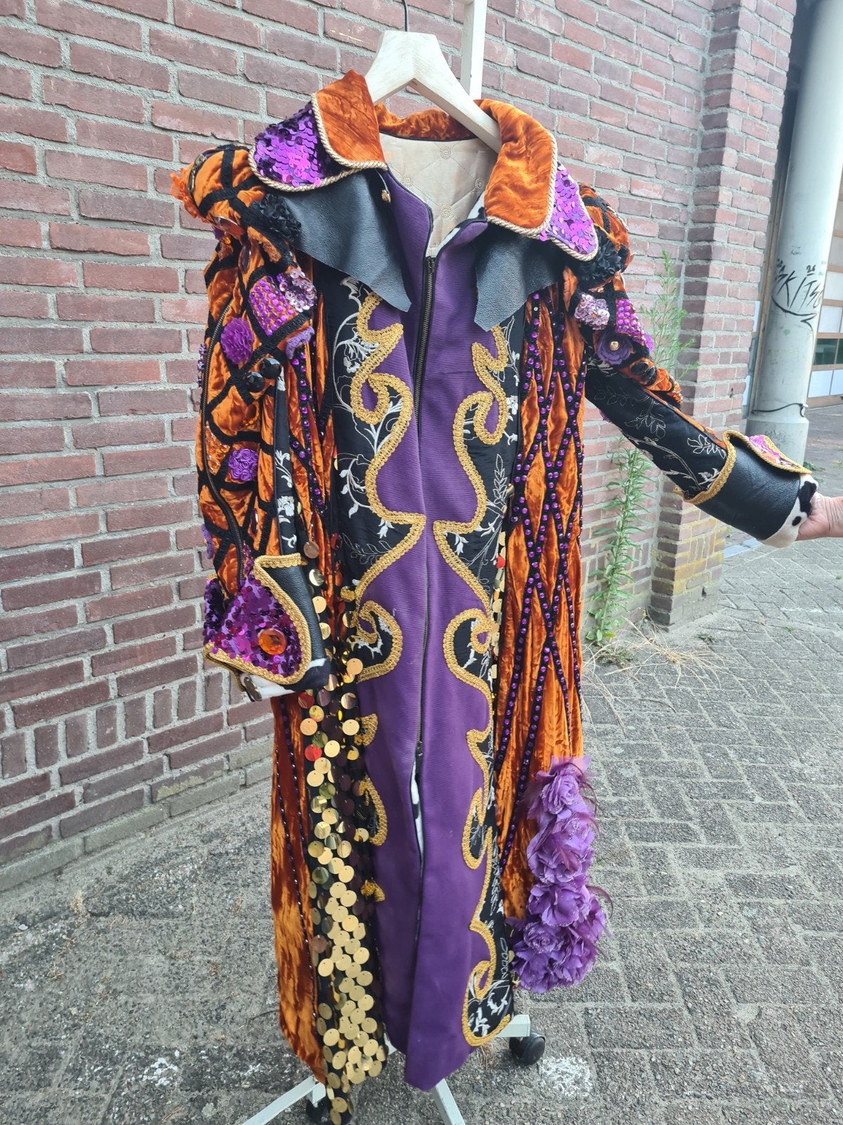 Exclusieve Handgemaakte Carnaval Jas Maat L met Hoed, Carnaval, Maat 42/44 (L), Ophalen of Verzenden, Zo goed als nieuw