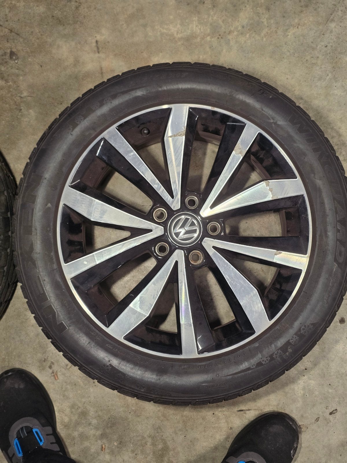 Originele 17 inch Volkswagen Lichtmetalen Velgen + Nexen Win, 215 mm, Banden en Velgen, 17 inch, Winterbanden