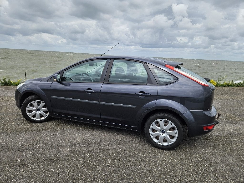 Ford Focus 1.6 74KW 5D 2009 Grijs, 1596 cc, Metallic lak, 4 cilinders, 49 €/maand