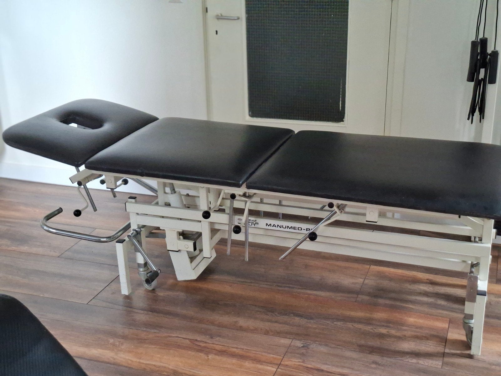 Nette massagetafel/behandelbank. merk: Manumed., Ophalen of Verzenden, Zo goed als nieuw, Massagetafel