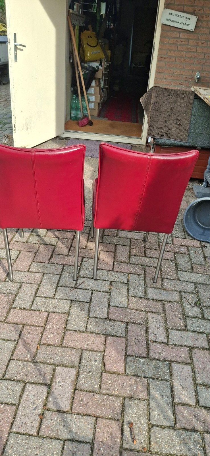 2 nog goede rode stoelen, Ophalen