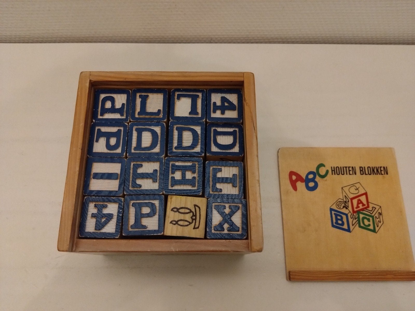 Ouderwetse ABC houten blokken in een houten kistje., Kinderen en Baby's, Speelgoed | Houten speelgoed, Ophalen of Verzenden, Gebruikt