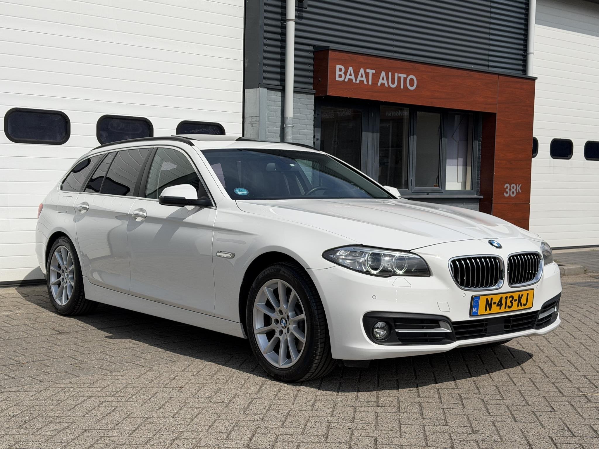 BMW 5-serie Touring 520i High Executive Trekhaak - Pano - NW, Automaat, Gebruikt, 4 cilinders, 2000 kg