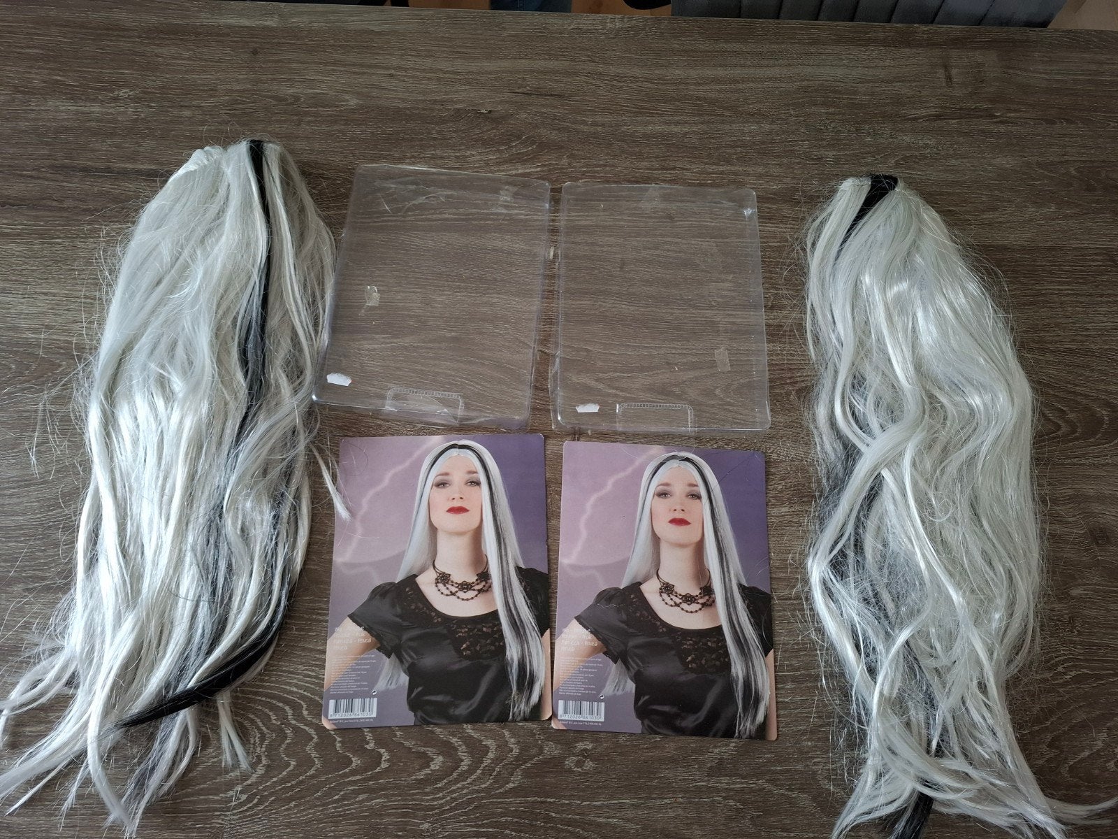 2 pruiken voor carnaval of (thema)party, Ophalen of Verzenden, Gebruikt, Hoed of Pruik, Carnaval