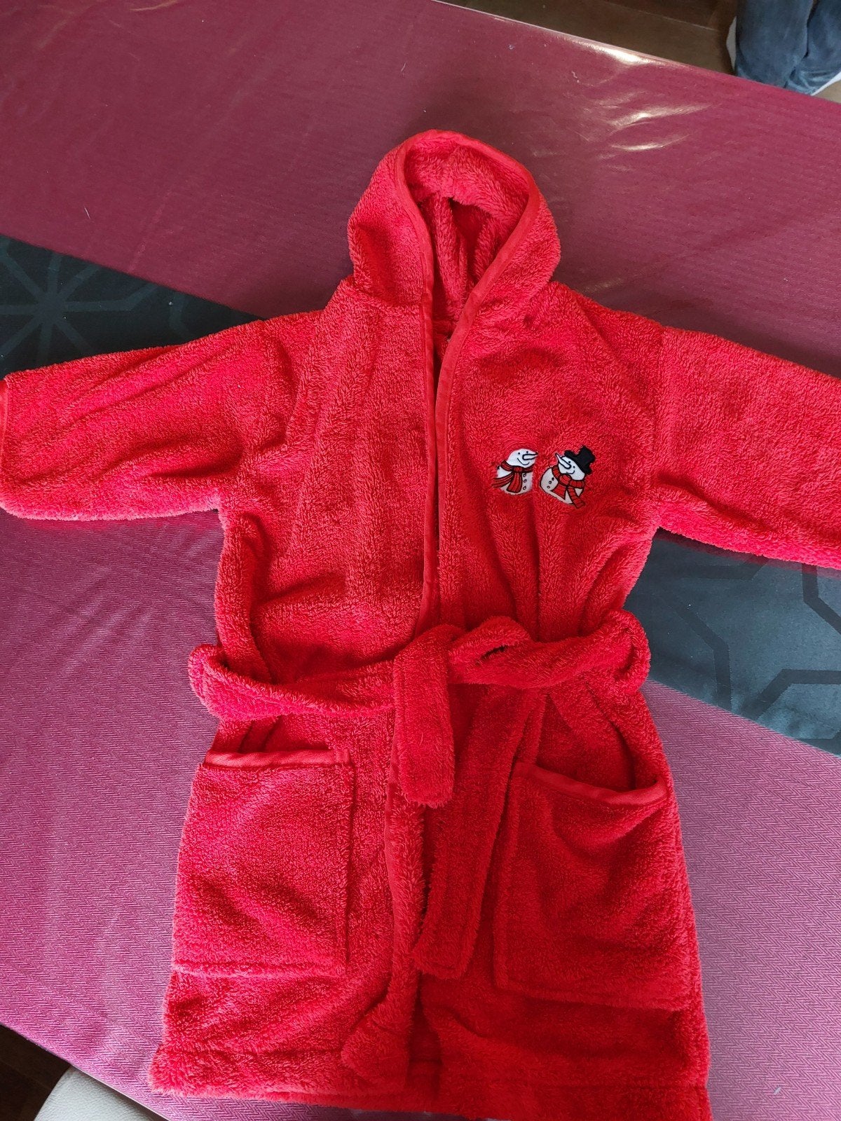 Rode badjas maat 116 met sneeuwpoppen van Pocopiano, Nacht- of Onderkleding, Jongen of Meisje, Zo goed als nieuw, Pocopiano