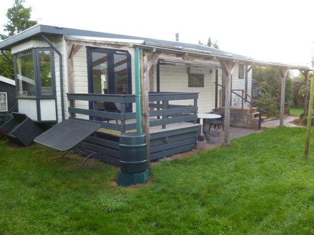 goed onderhouden houten chalet, Caravans en Kamperen, Stacaravans, tot en met 2, Ophalen