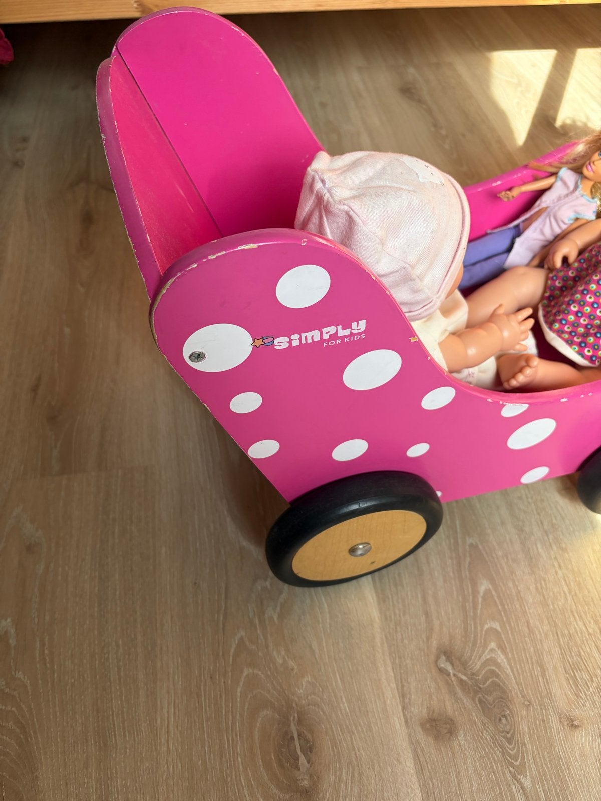 Poppenwagen met twee poppen en twee barbies, Ophalen of Verzenden, Gebruikt, Barbie