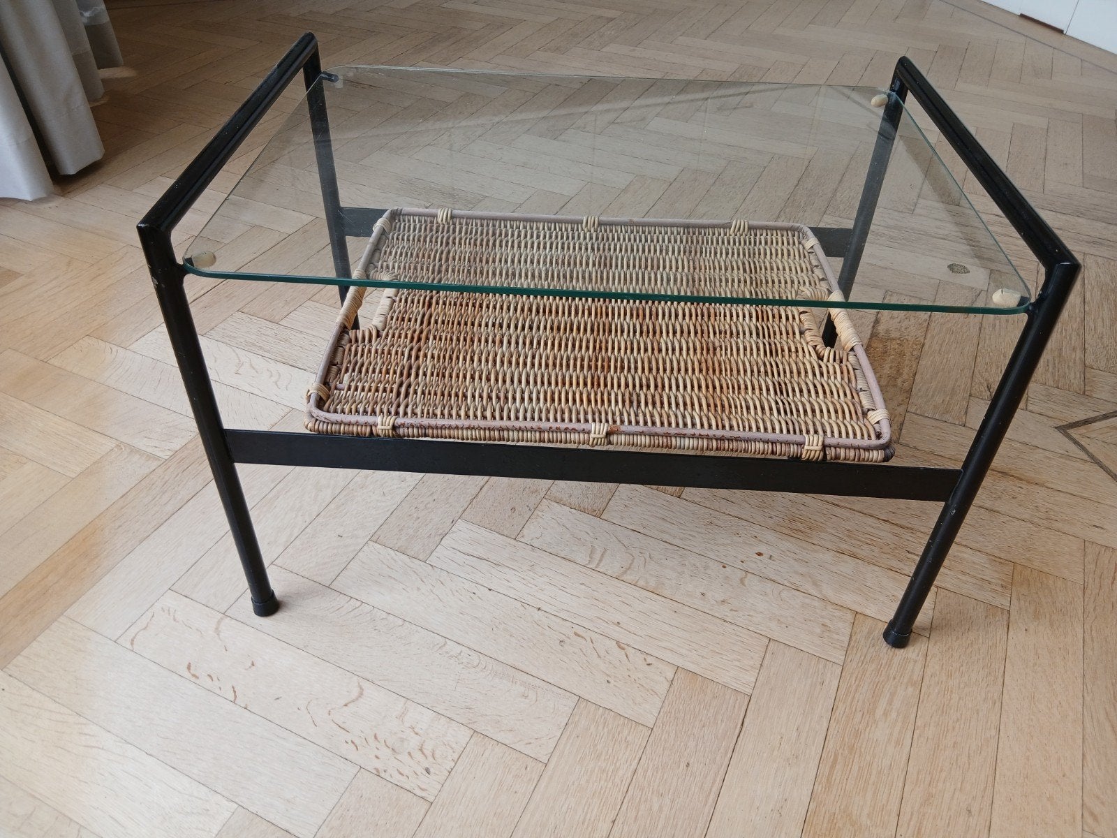 Mid century modern koffietafel met ratan dienblad, Huis en Inrichting, Tafels | Salontafels, 50 tot 100 cm, Minder dan 50 cm, Rechthoekig