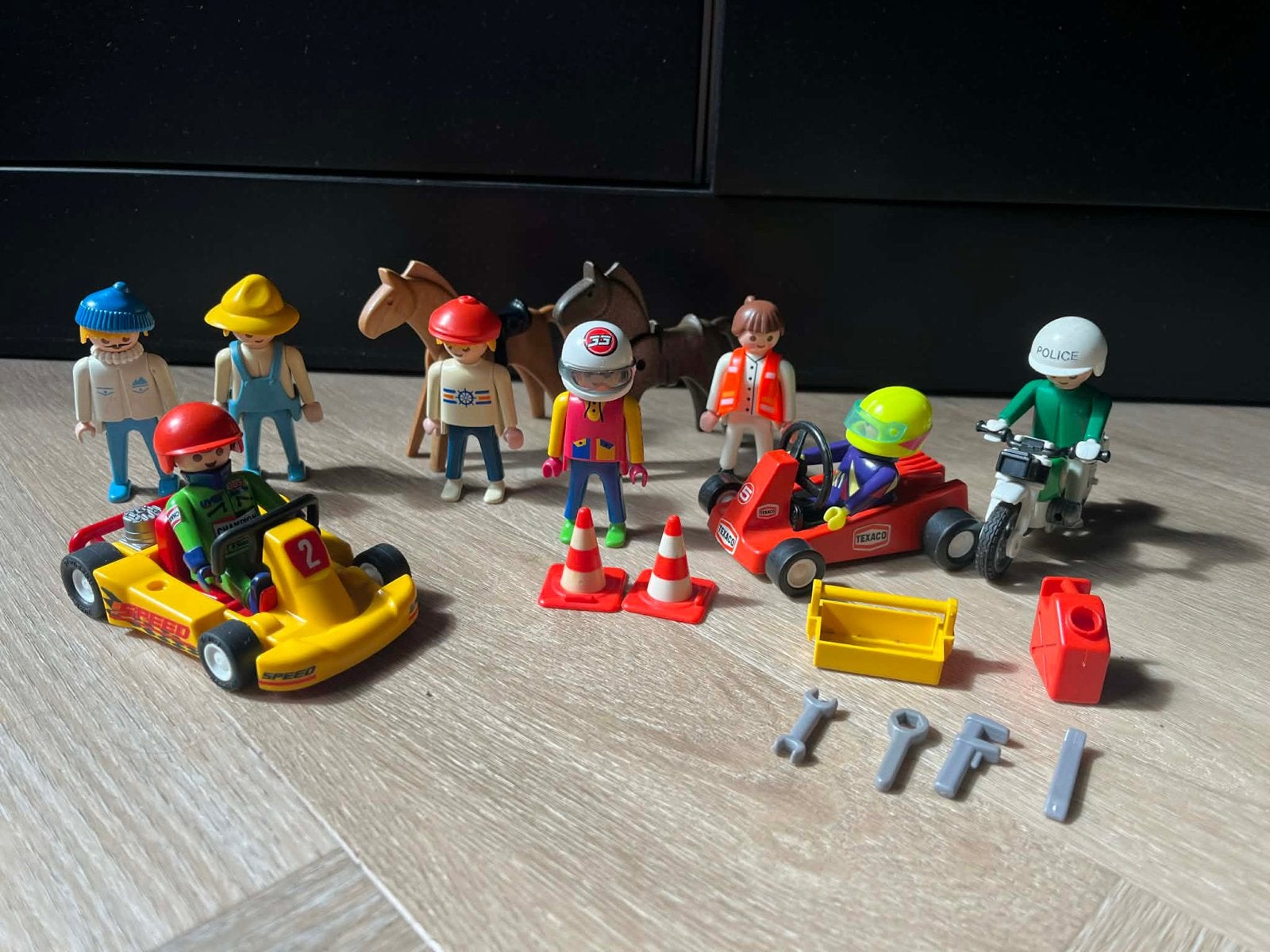 Vintage Playmobil set met figuren en voertuigen, Complete set, Ophalen of Verzenden, Zo goed als nieuw, Figuren