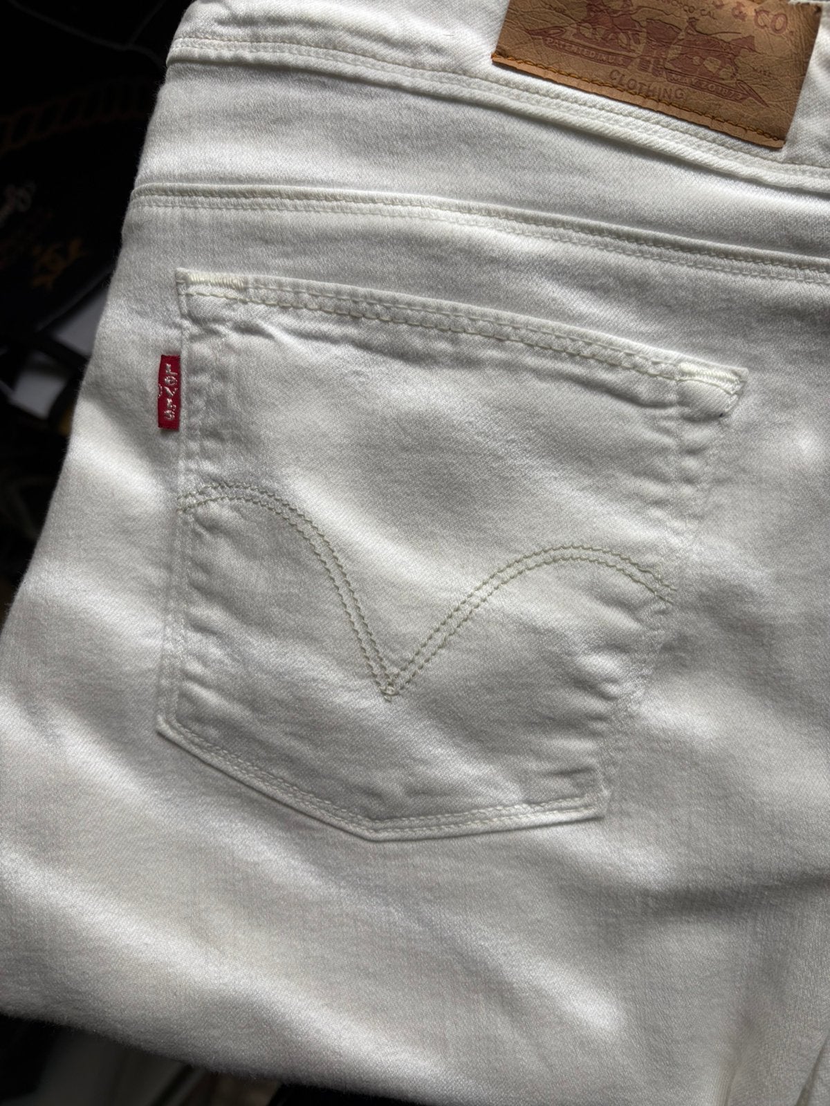 Levis off white broek 33/32, Ophalen of Verzenden, Zo goed als nieuw, Wit, W30 - W32 (confectie 38/40)