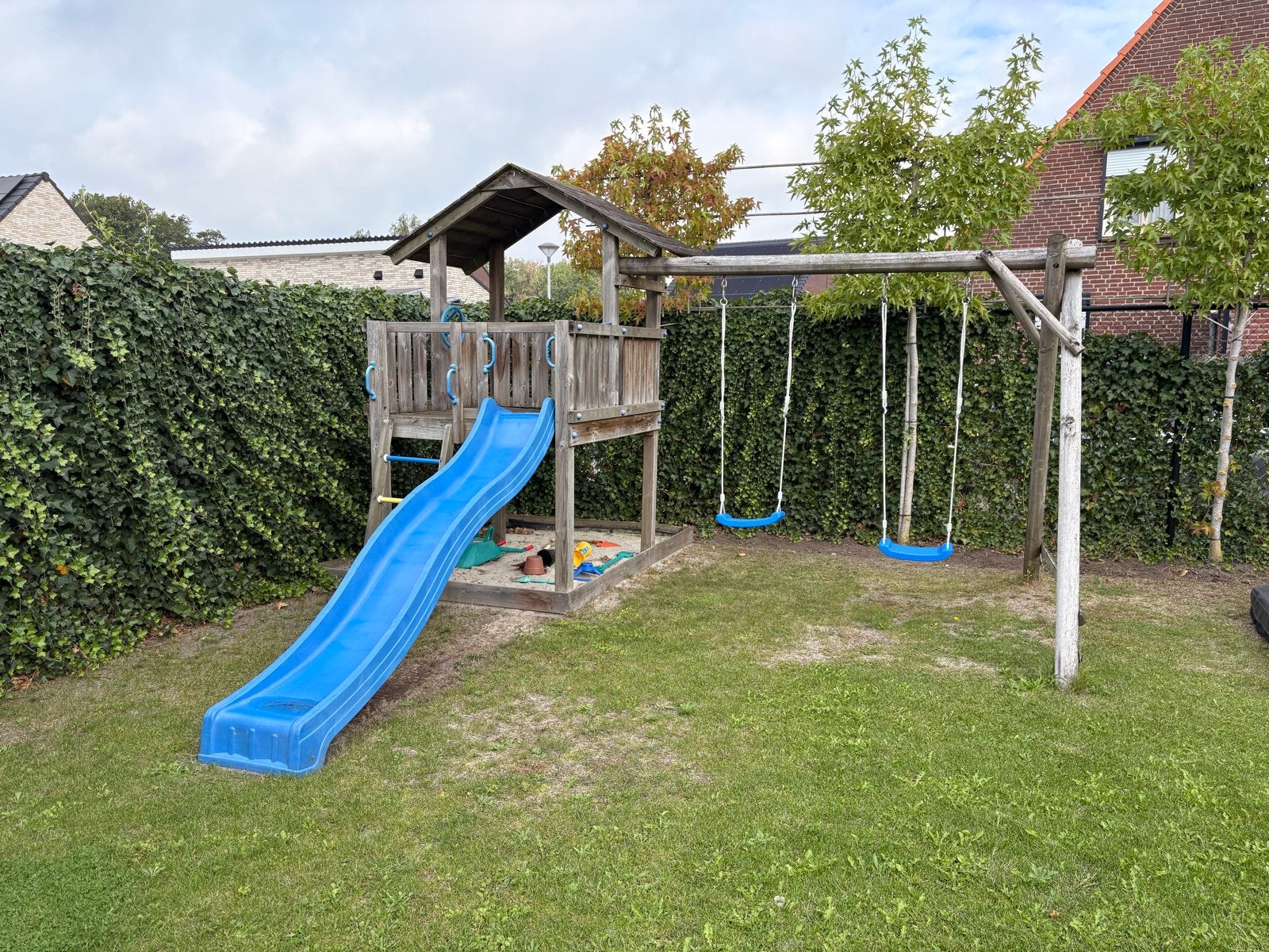 Houten Speeltoestel met Glijbaan, Schommels en Zandbak, Ophalen, Gebruikt, Glijbaan