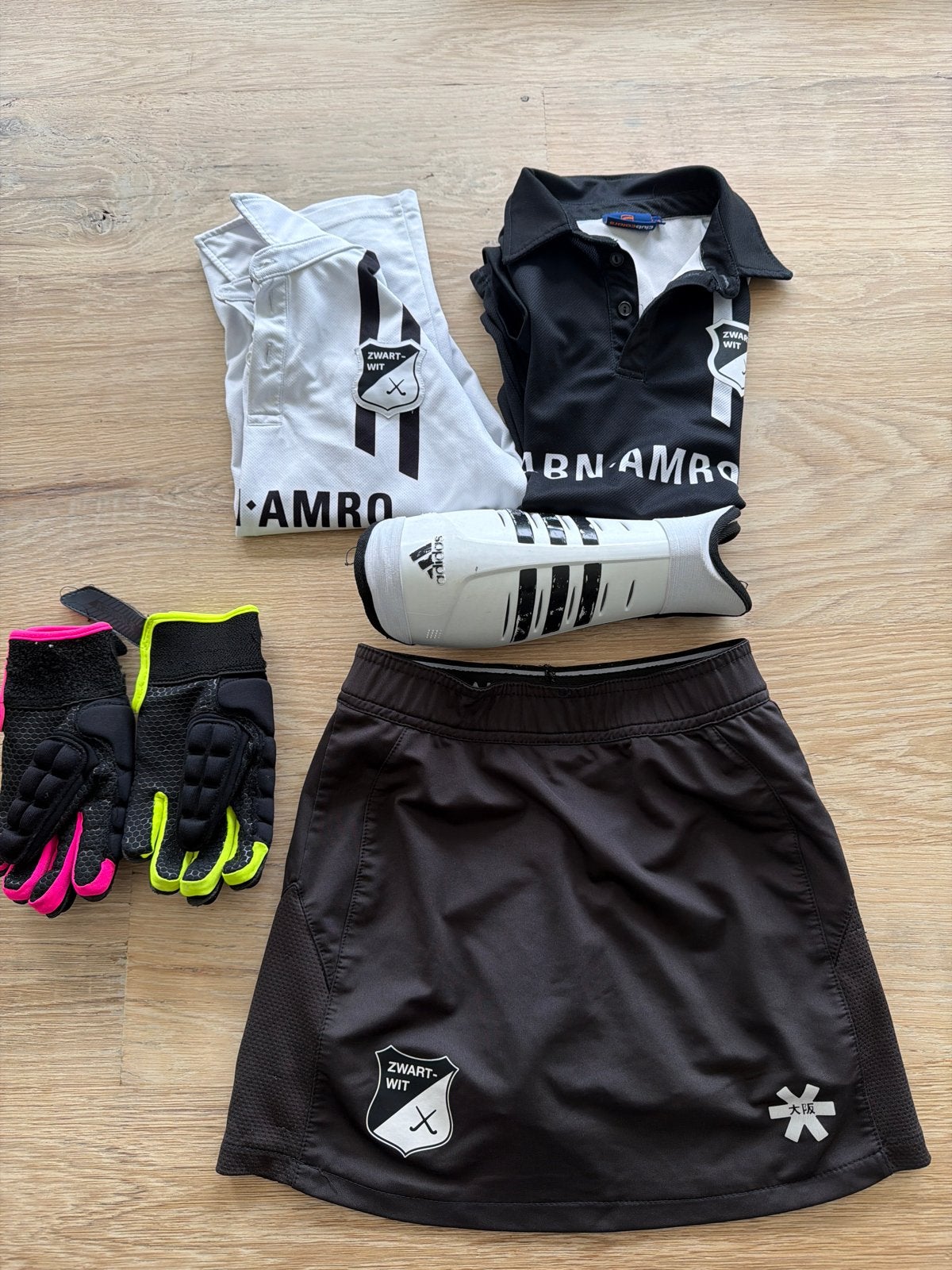 Hockey tenue Zwart-Wit m140-152 11-14 j shirts, rok, scheenb, Sport en Fitness, Ophalen, Zo goed als nieuw, Kleding