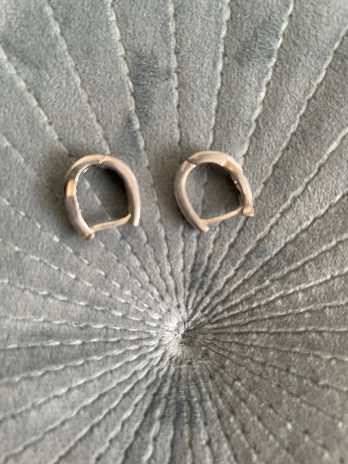 Zilveren oorbellen met steentje - 100 Carats Jewels, Hangers, Ophalen of Verzenden, Zo goed als nieuw, Met edelsteen