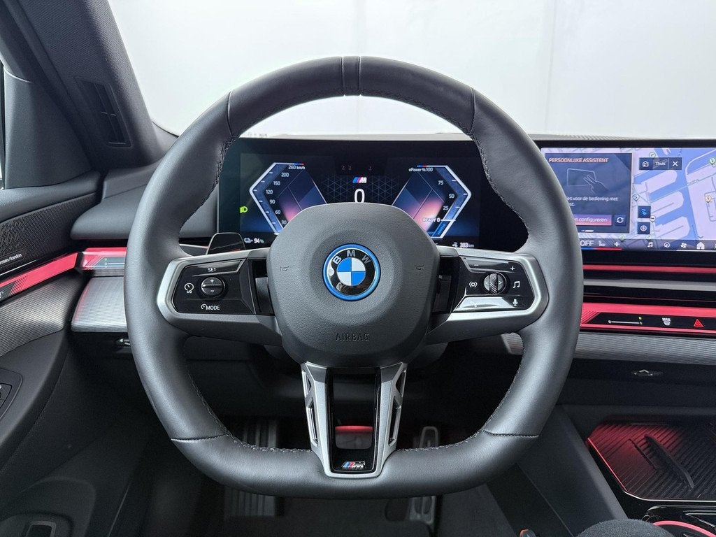 BMW i5 Touring eDrive40 M Sport Edition | SoH 100% | M Sport, Auto's, BMW, Zwart, Met garantie (alle), 560 km, Lichtsensor