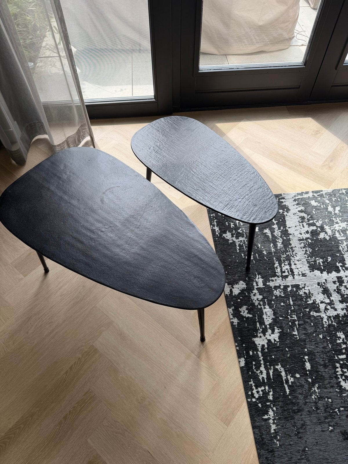 Woood Triangel: Set zwarte bijzettafels, organische vorm, Huis en Inrichting, Tafels | Salontafels, Minder dan 50 cm, Gebruikt