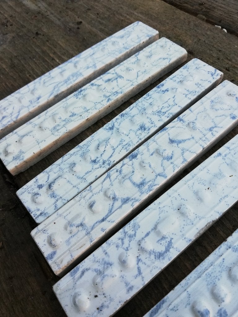 250 Antieke tegelrandjes wit donkerblauw adertje 15,2x2,6 cm, Antiek en Kunst, Antiek | Wandborden en Tegels, Ophalen