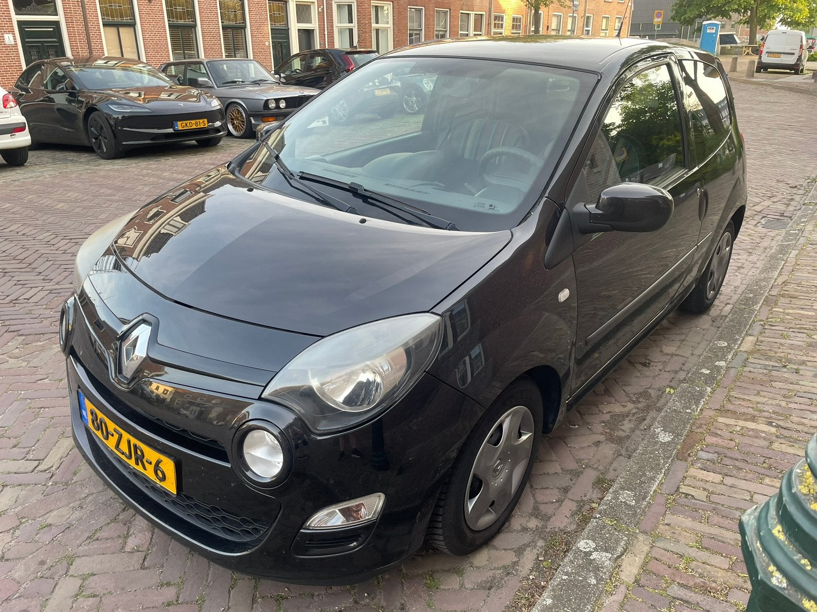 Renault Twingo 1.2 75pk Airco/Stoelverwarming APK 05-2027, Voorwielaandrijving, Zwart, 4 cilinders, 4 stoelen