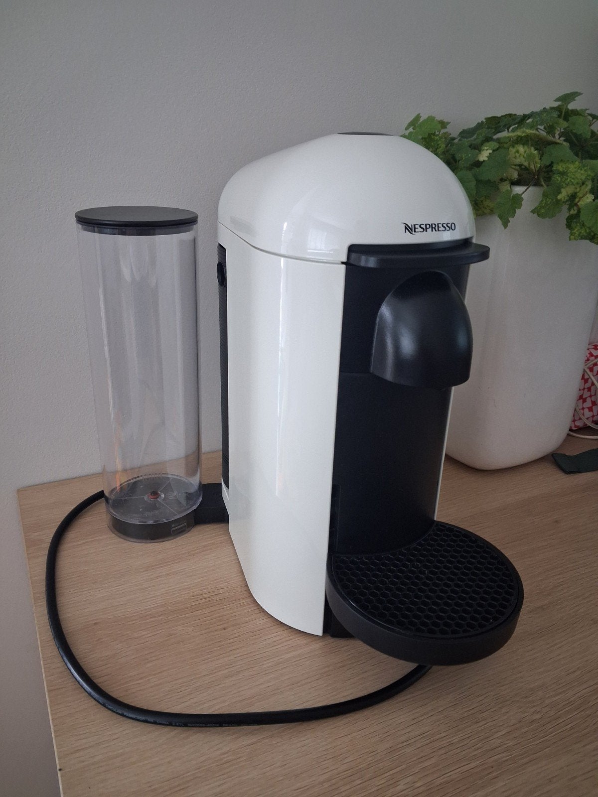Nespresso Vertuo Plus koffiemachine in het wit, Ophalen of Verzenden, Zo goed als nieuw, Koffiemachine