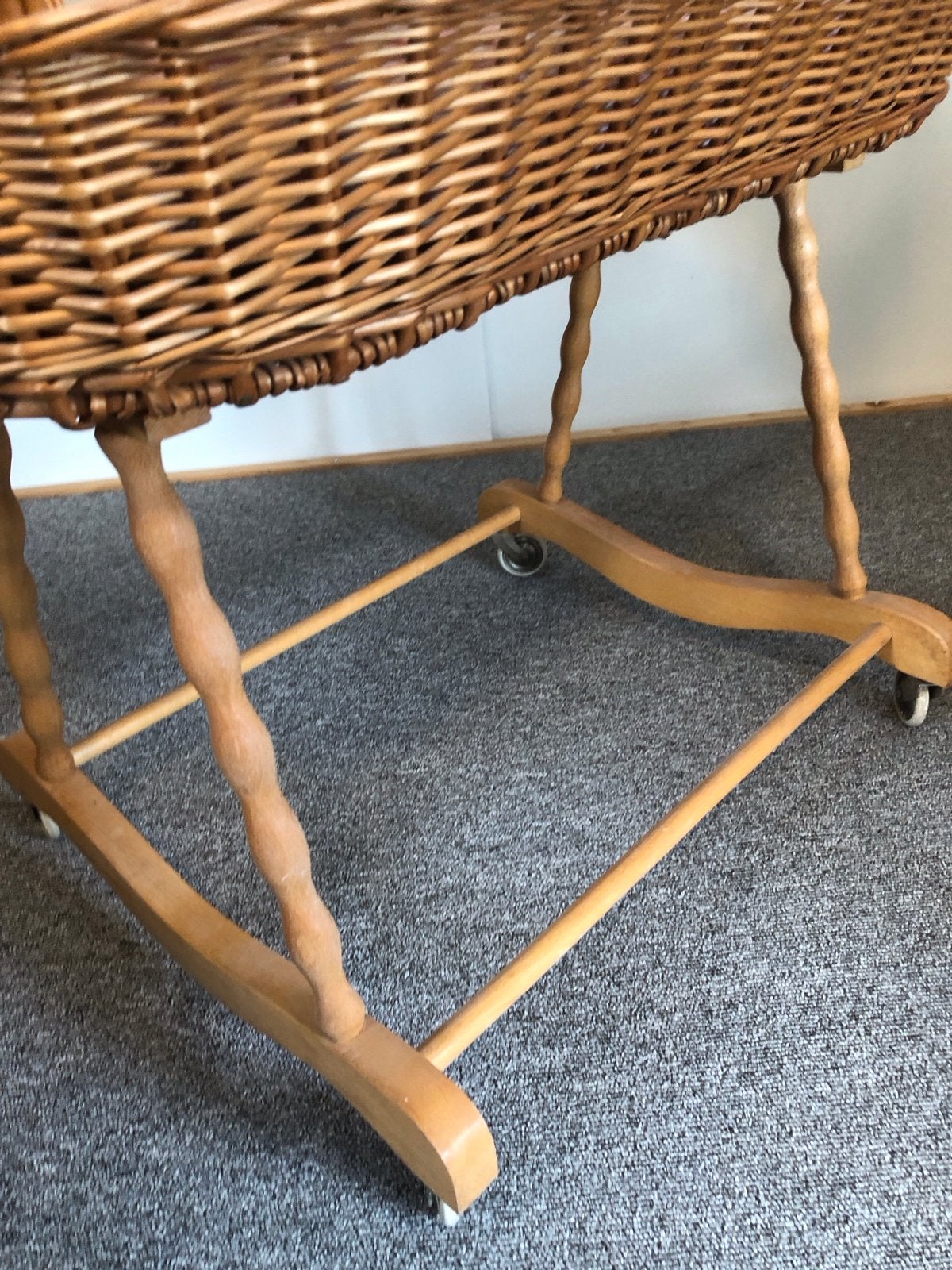 Vintage rieten wieg met houten onderstel en matrasje, Ophalen of Verzenden, Gebruikt, Wieg