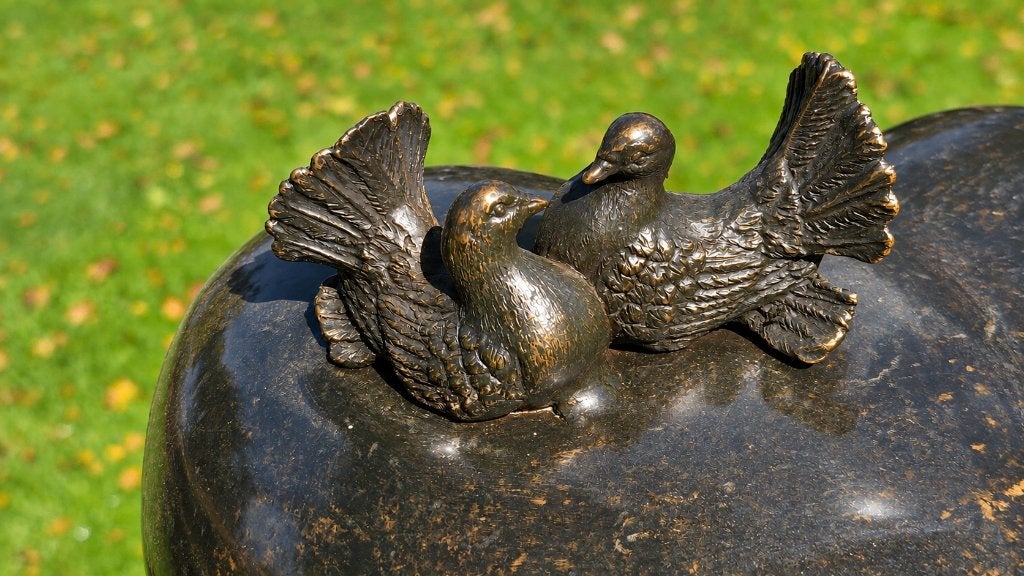 Grote BRONZEN URN / grafdecoratie / DUIVEN, Nieuw, Info@huisentuindecoratiemarie.nl, Huis en tuin decoratie marie, Peize