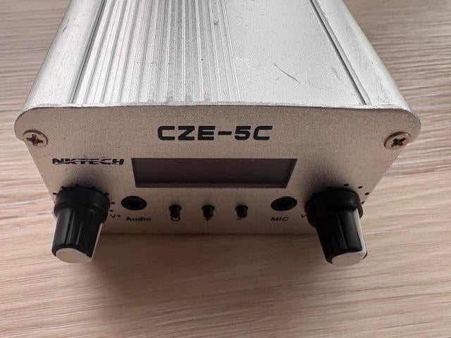 Stereo PLL FM zender 5W in kastje, Ophalen of Verzenden, Zender